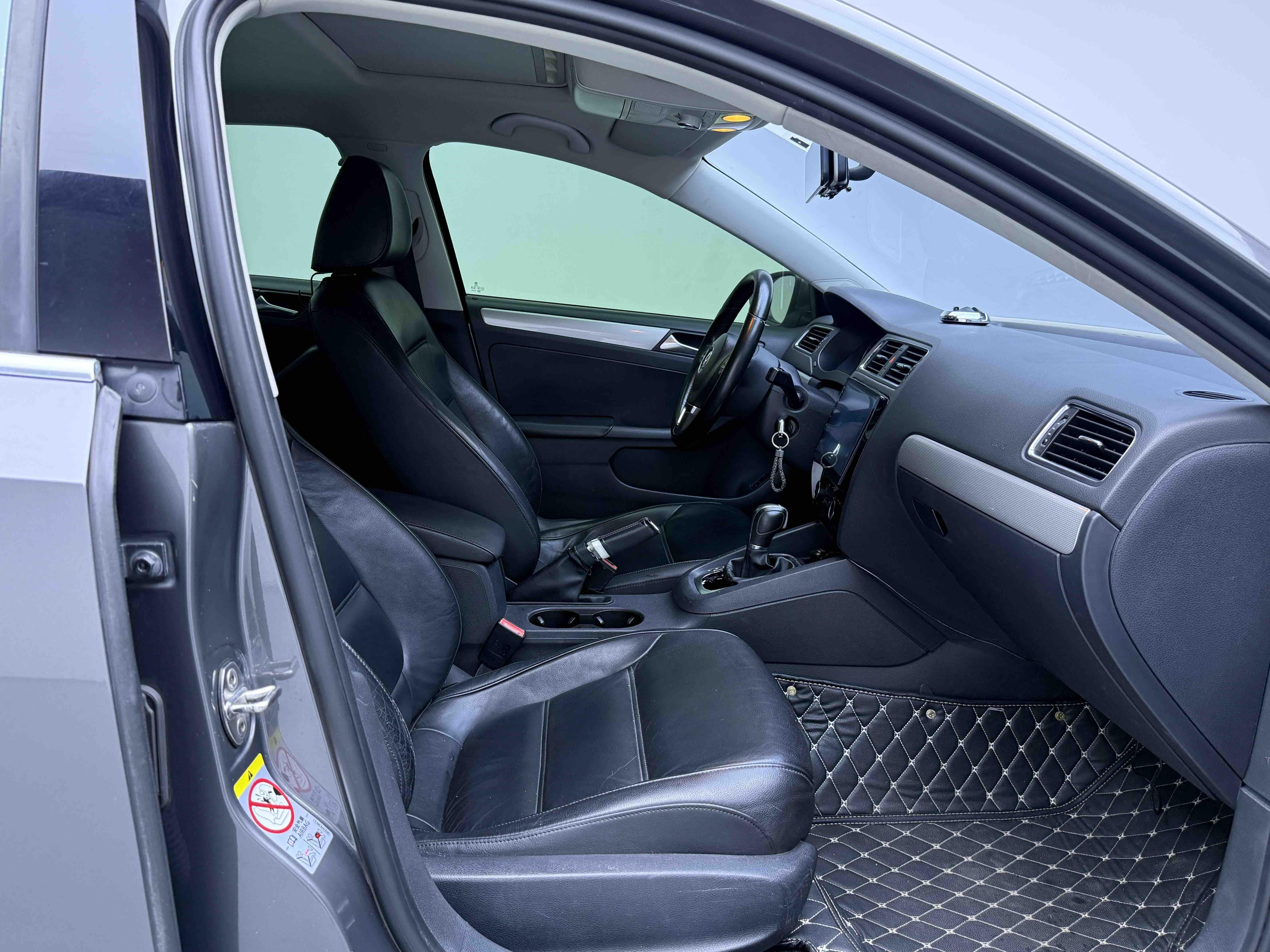 Volkswagen Sagitar 2012 thumb 7
