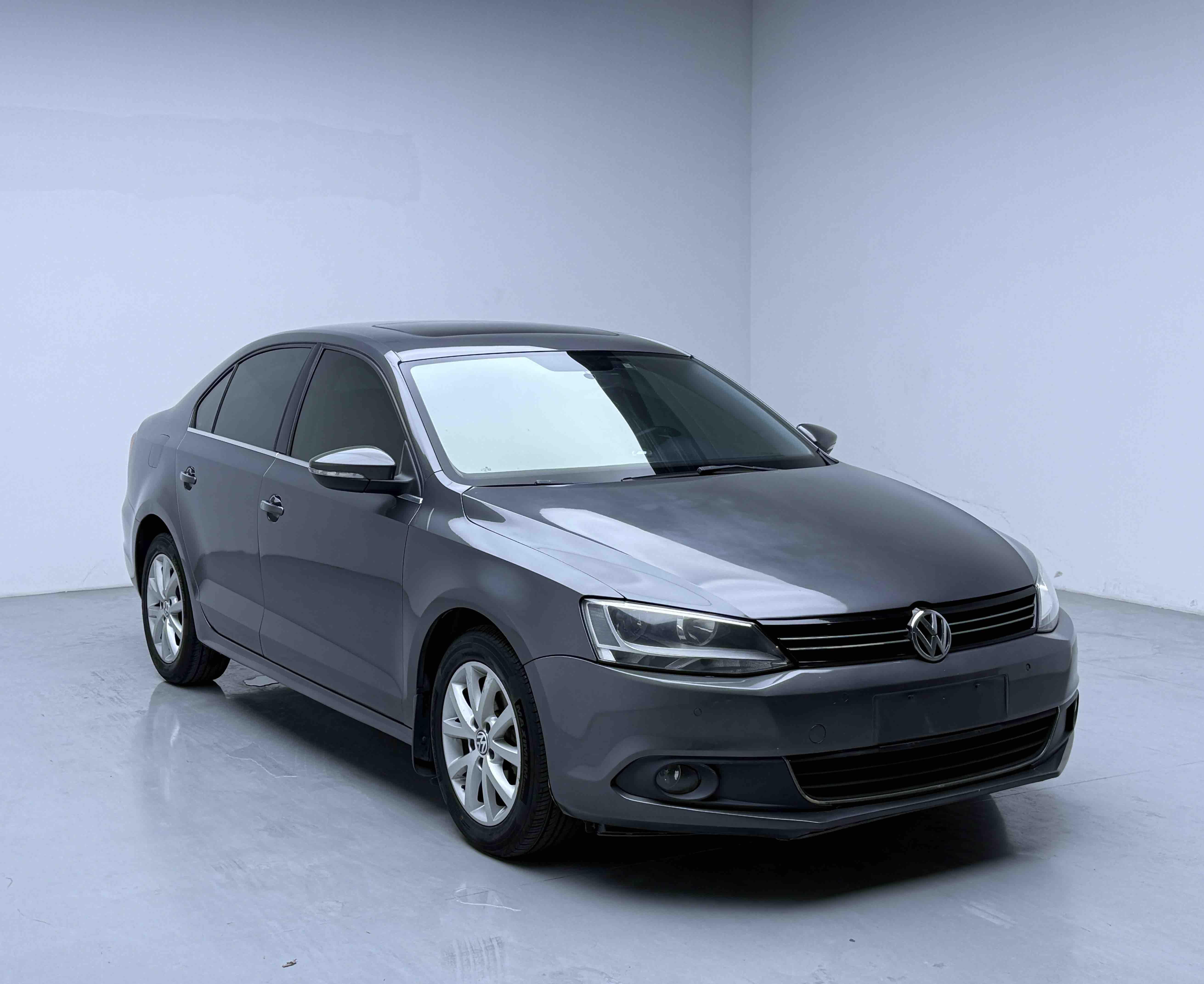 Volkswagen Sagitar 2012 thumb 10