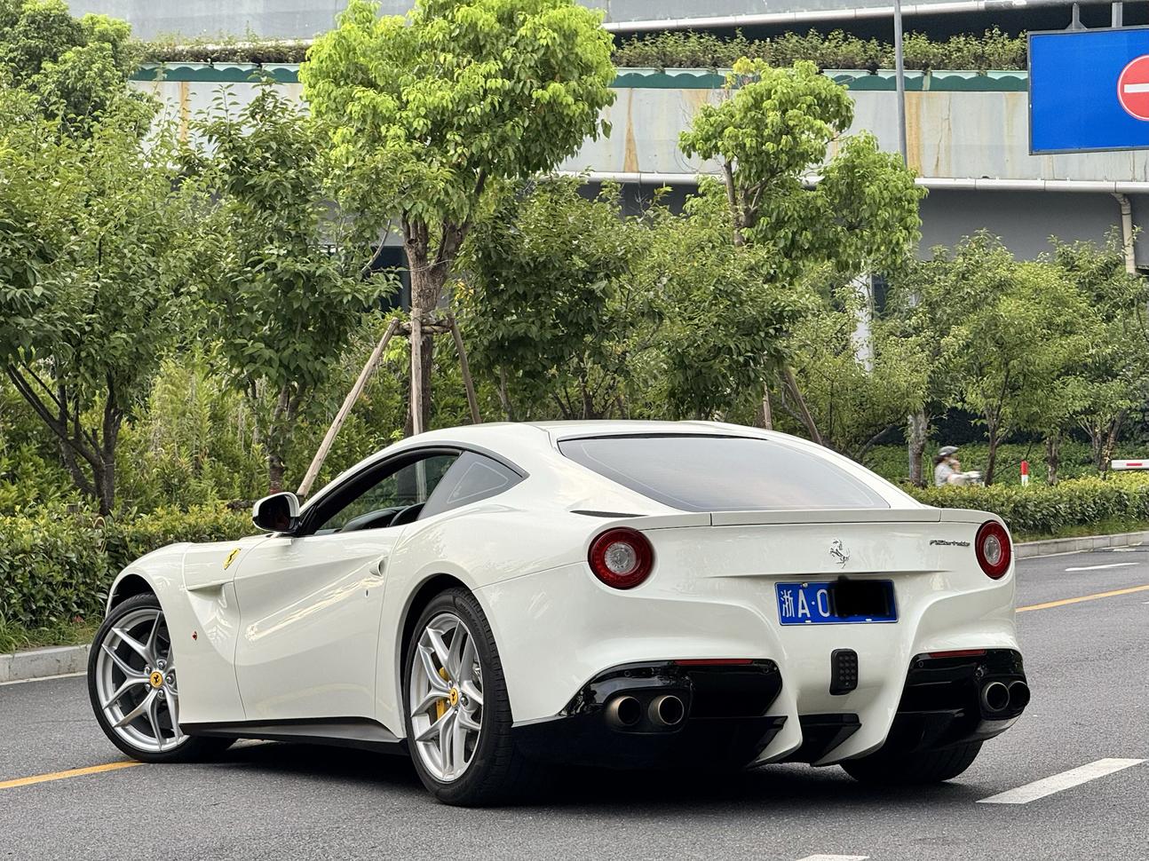 Ferrari F12berlinetta 2013 thumb 2