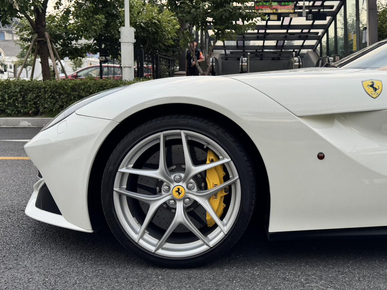 Ferrari F12berlinetta 2013 thumb 4