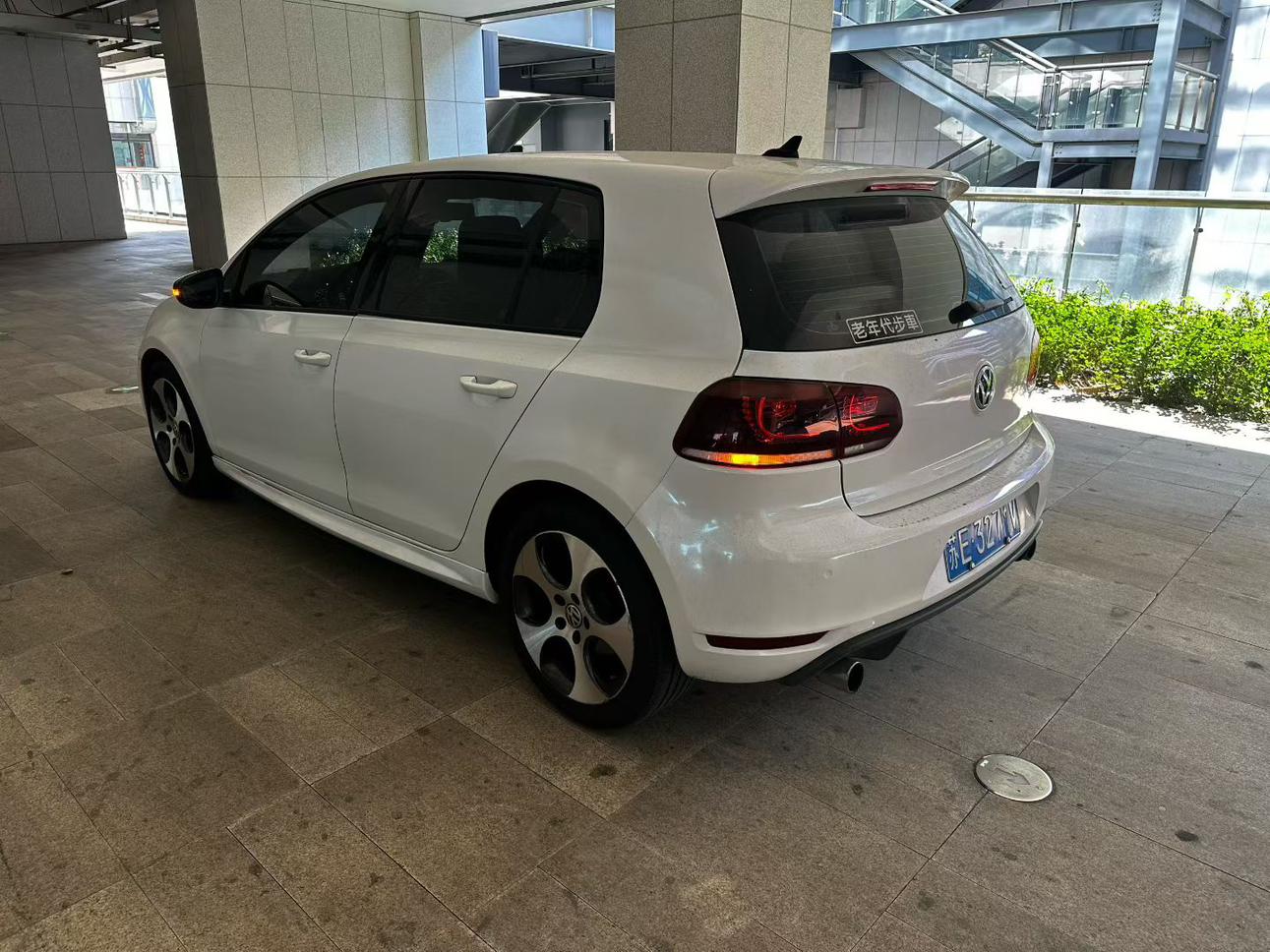 Volkswagen Golf GTI 2010 thumb 2