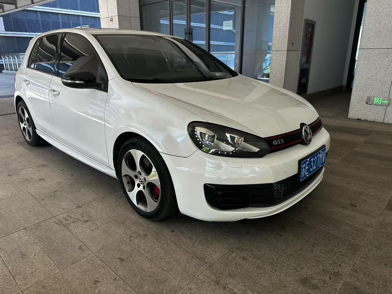 Volkswagen Golf GTI 2010 thumb 10