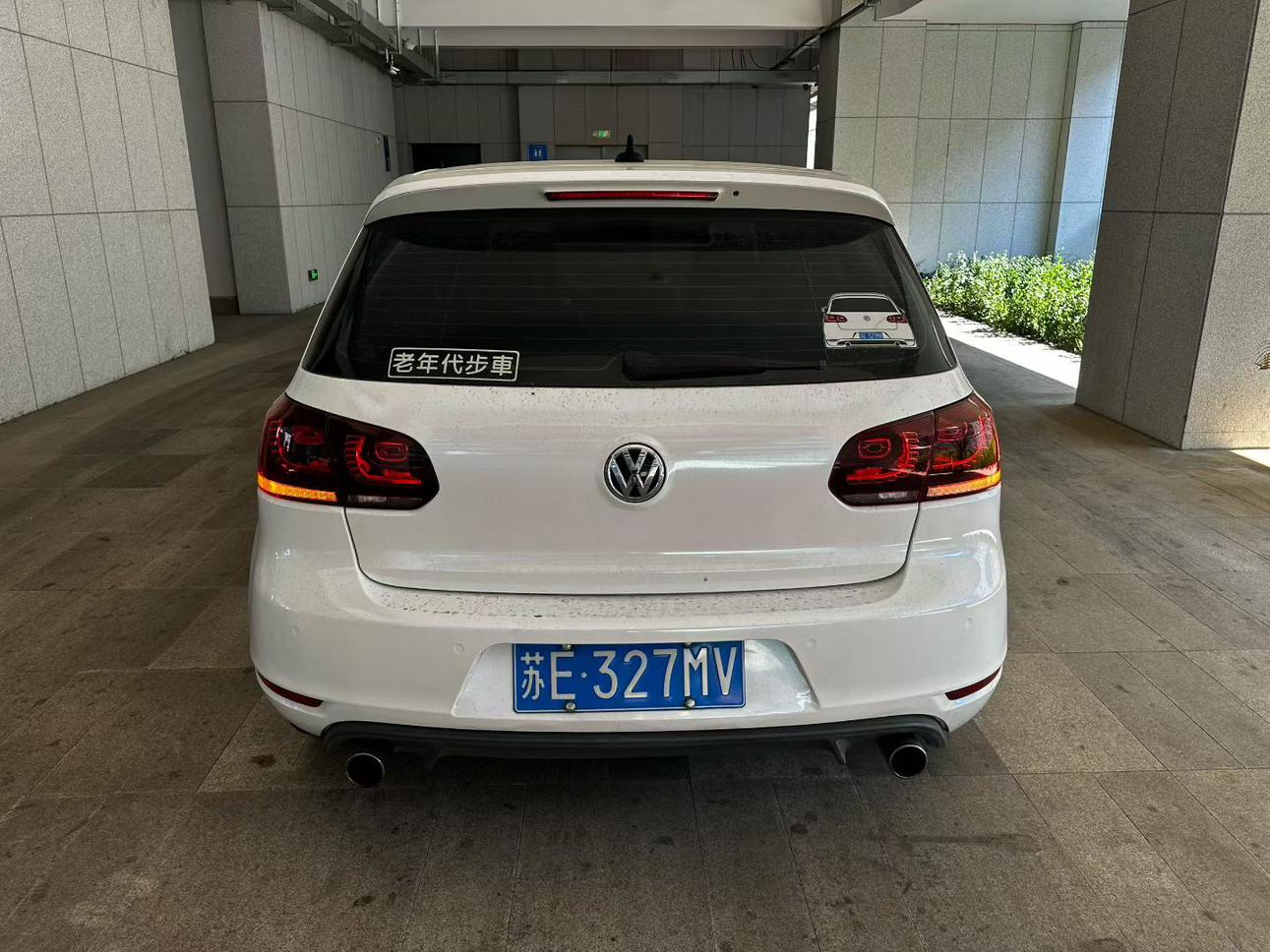 Volkswagen Golf GTI 2010 thumb 12