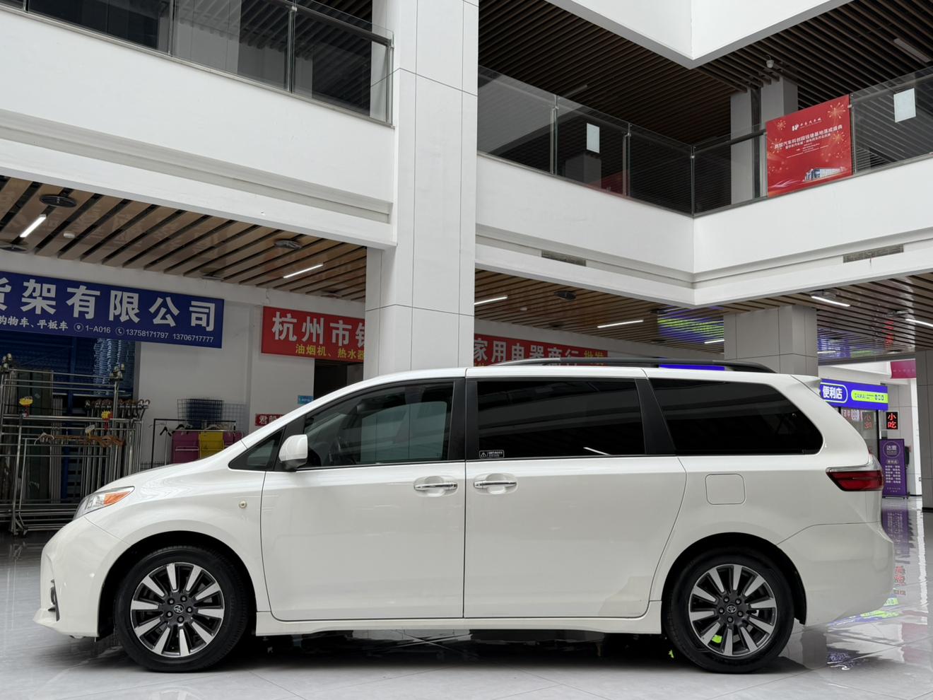 Toyota Sienna 2019 thumb 2