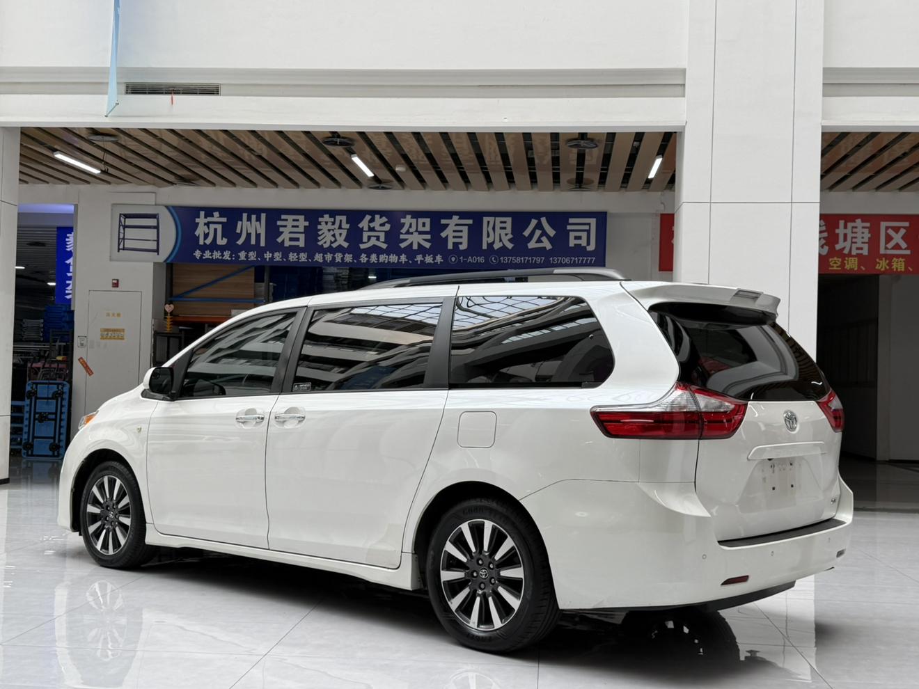 Toyota Sienna 2019 thumb 3