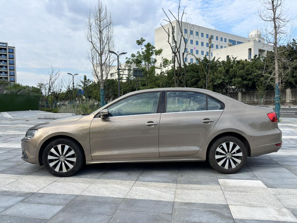 Volkswagen Sagitar 2012 thumb 2