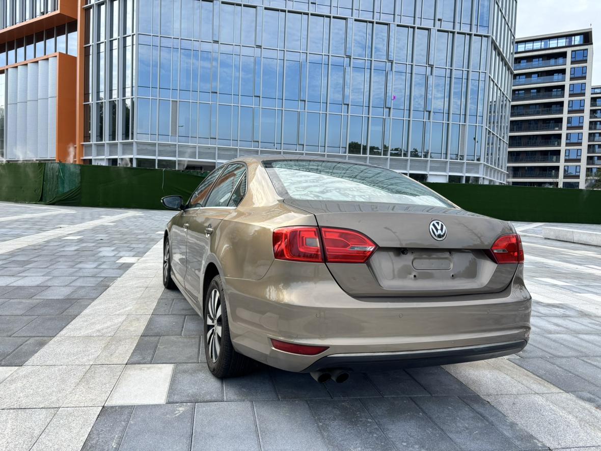 Volkswagen Sagitar 2012 thumb 3