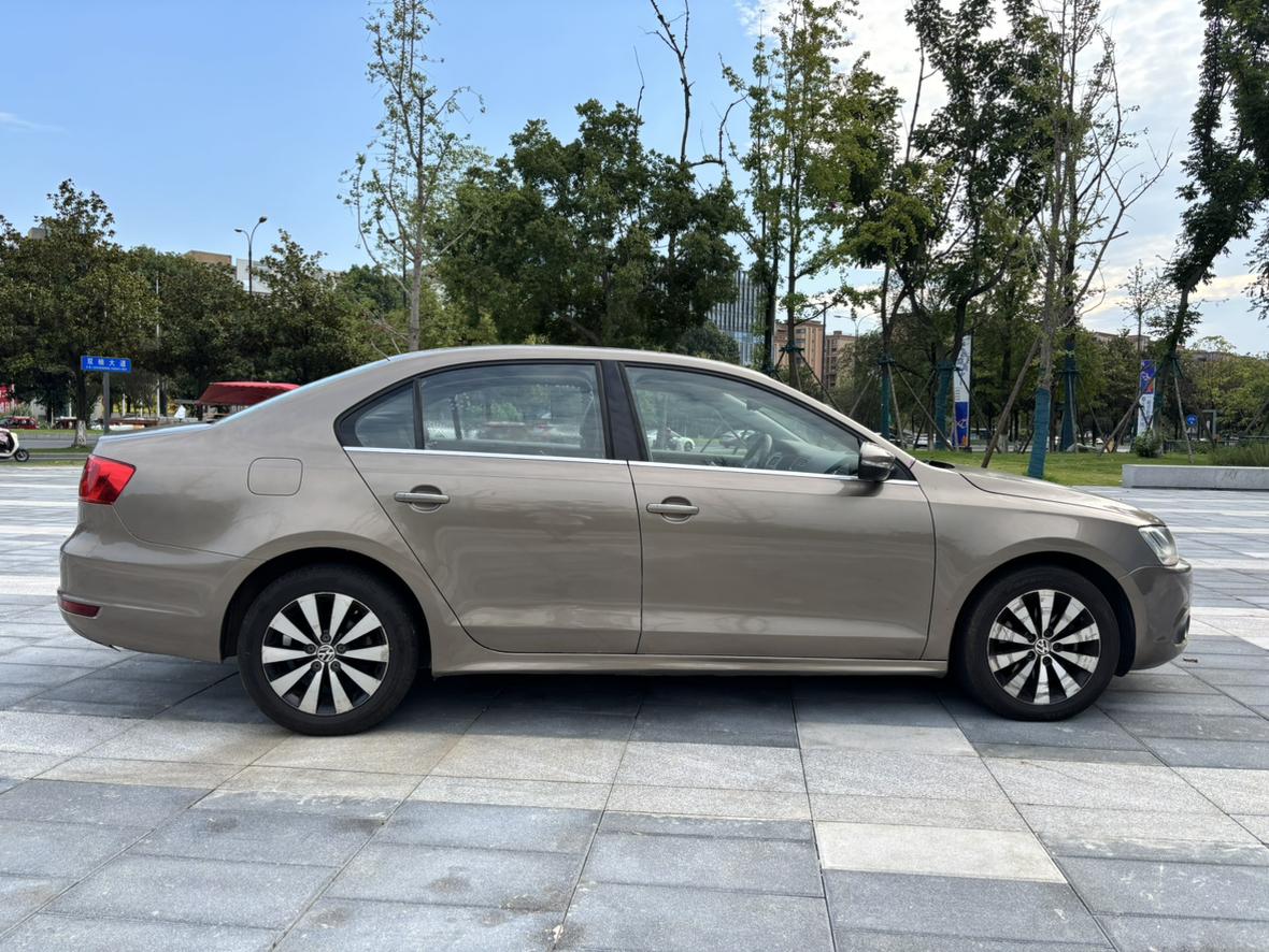 Volkswagen Sagitar 2012 thumb 6