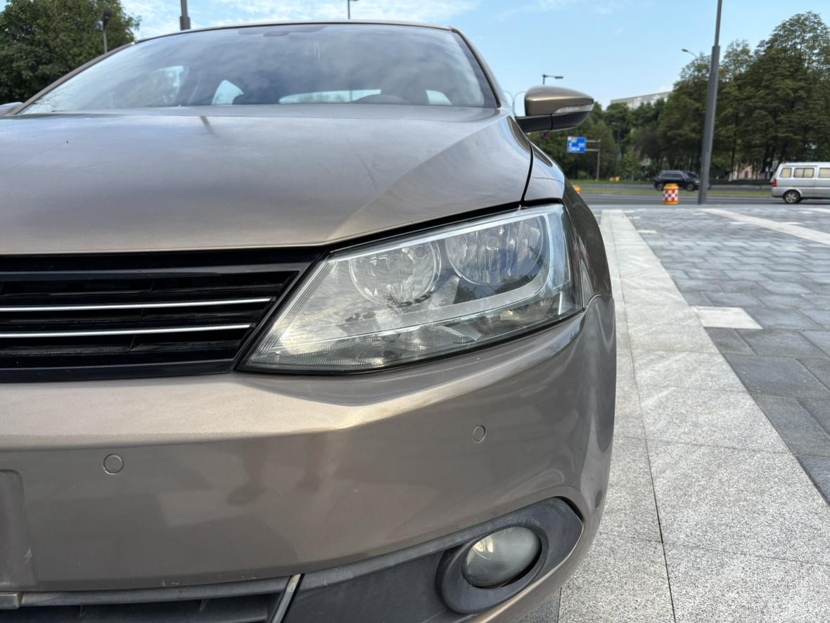 Volkswagen Sagitar 2012 thumb 8