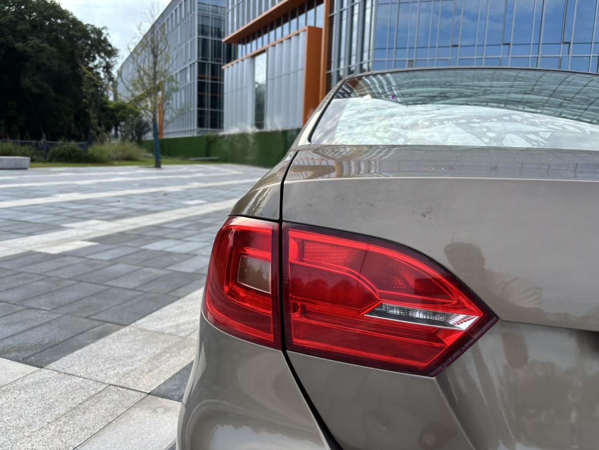 Volkswagen Sagitar 2012 thumb 9