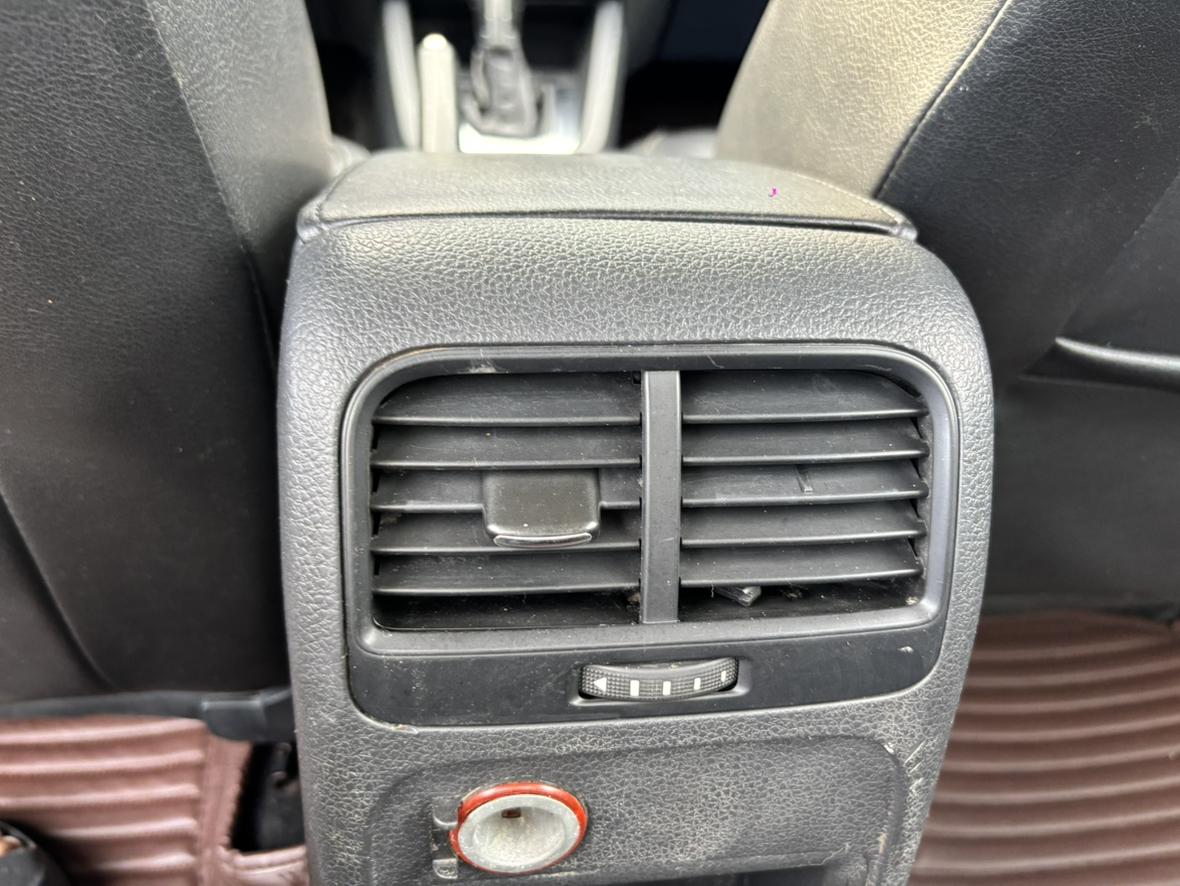 Volkswagen Sagitar 2012 thumb 11