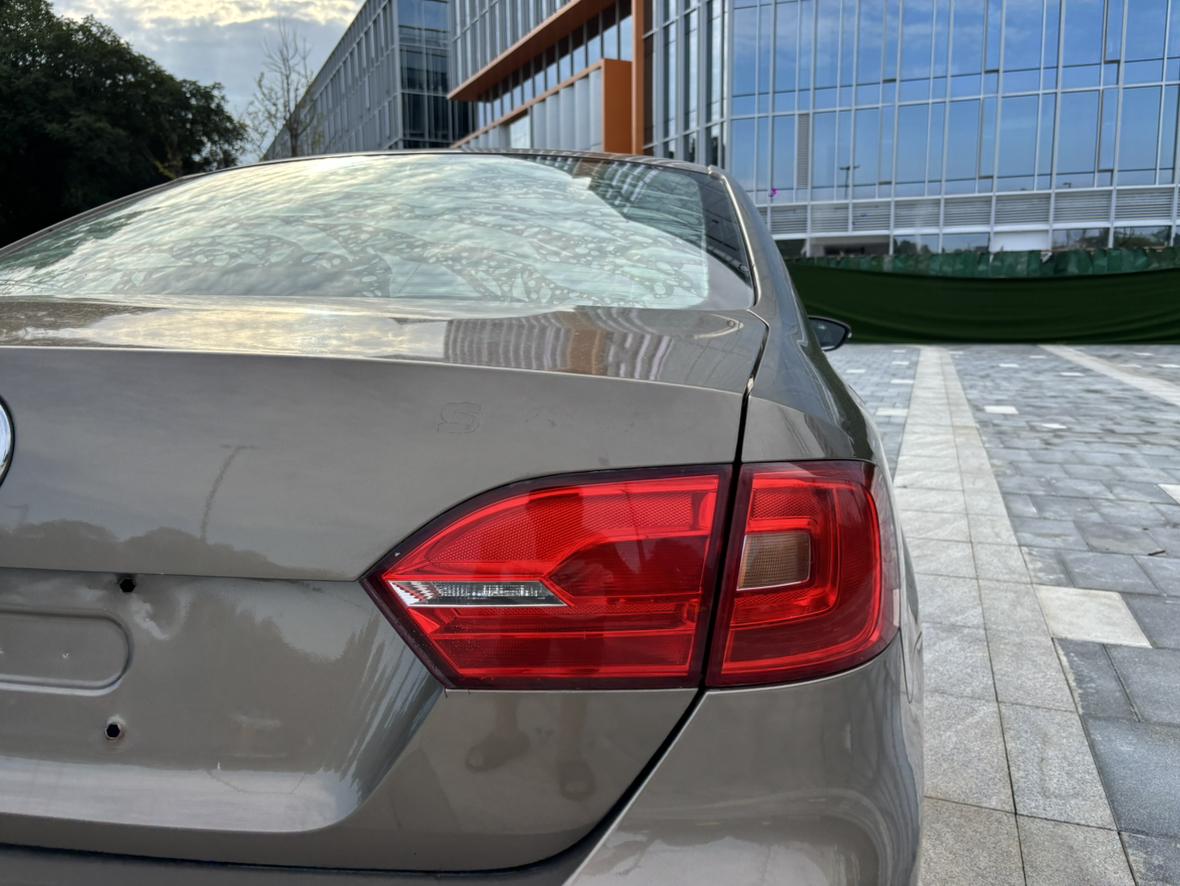 Volkswagen Sagitar 2012 thumb 12