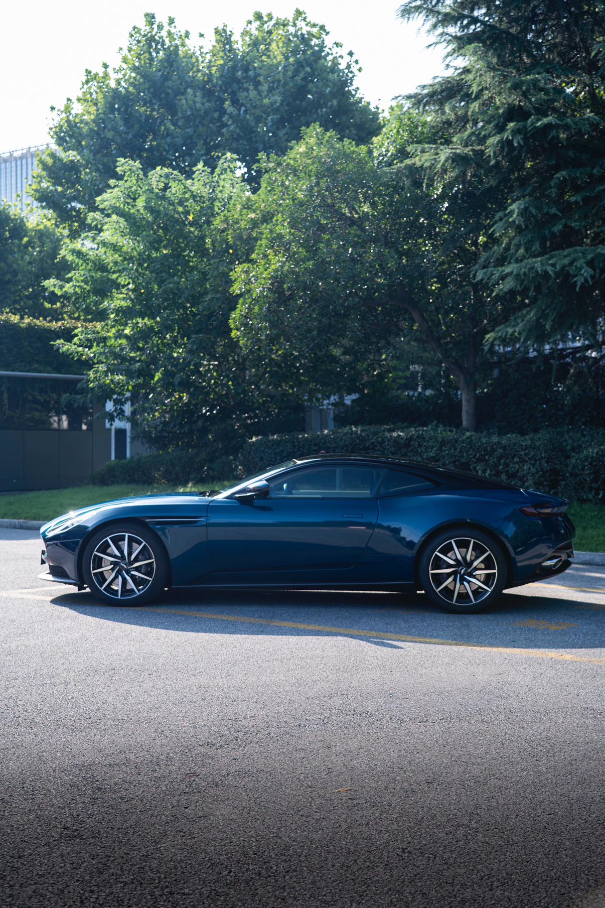 Aston Martin DB11 2022 thumb 2