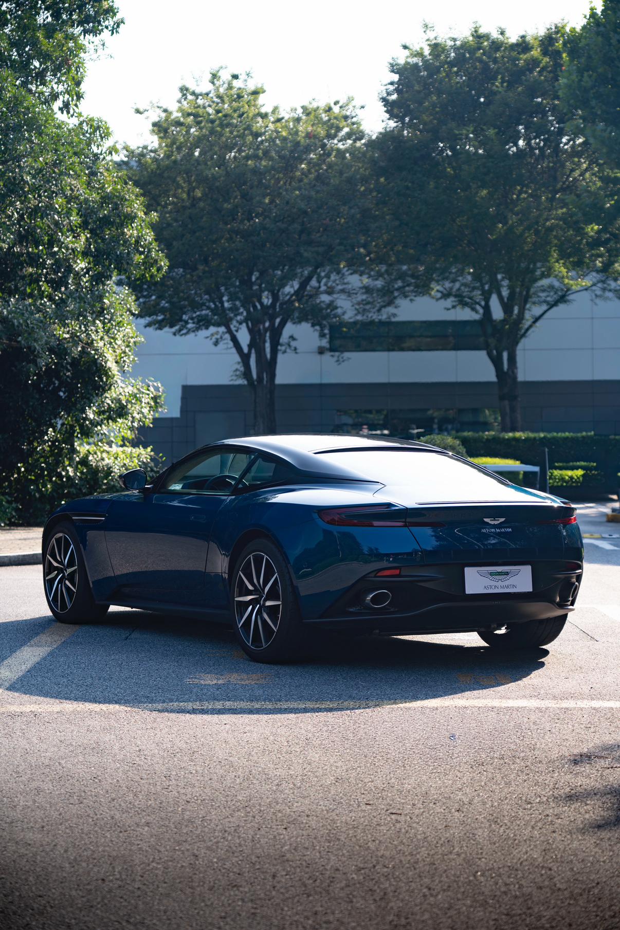 Aston Martin DB11 2022 thumb 3
