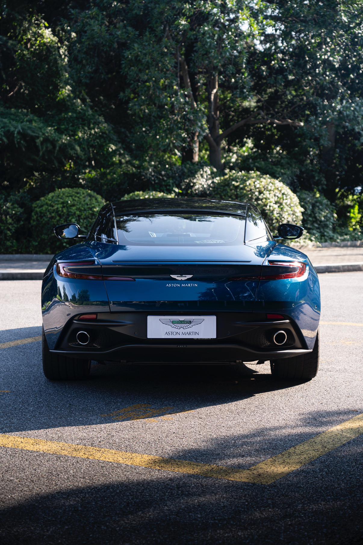 Aston Martin DB11 2022 thumb 4