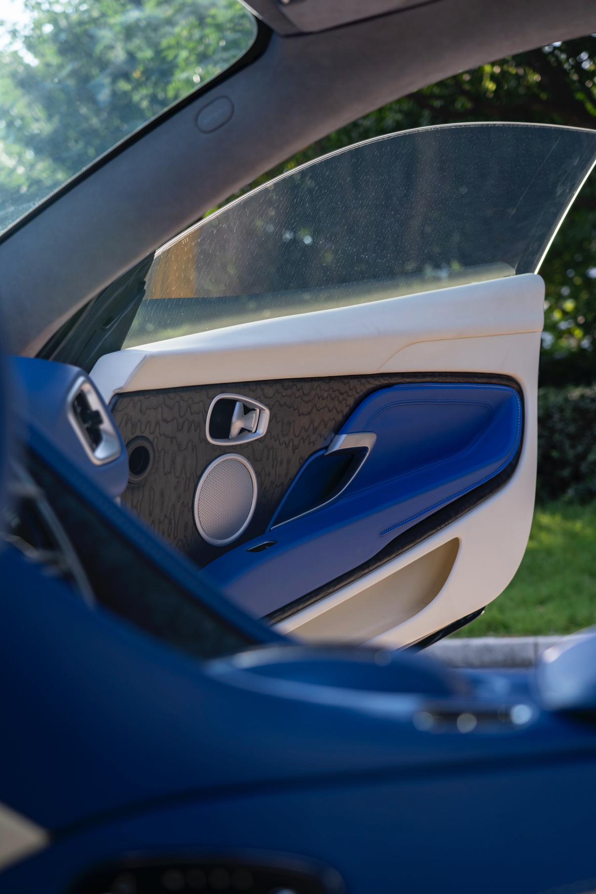 Aston Martin DB11 2022 thumb 5