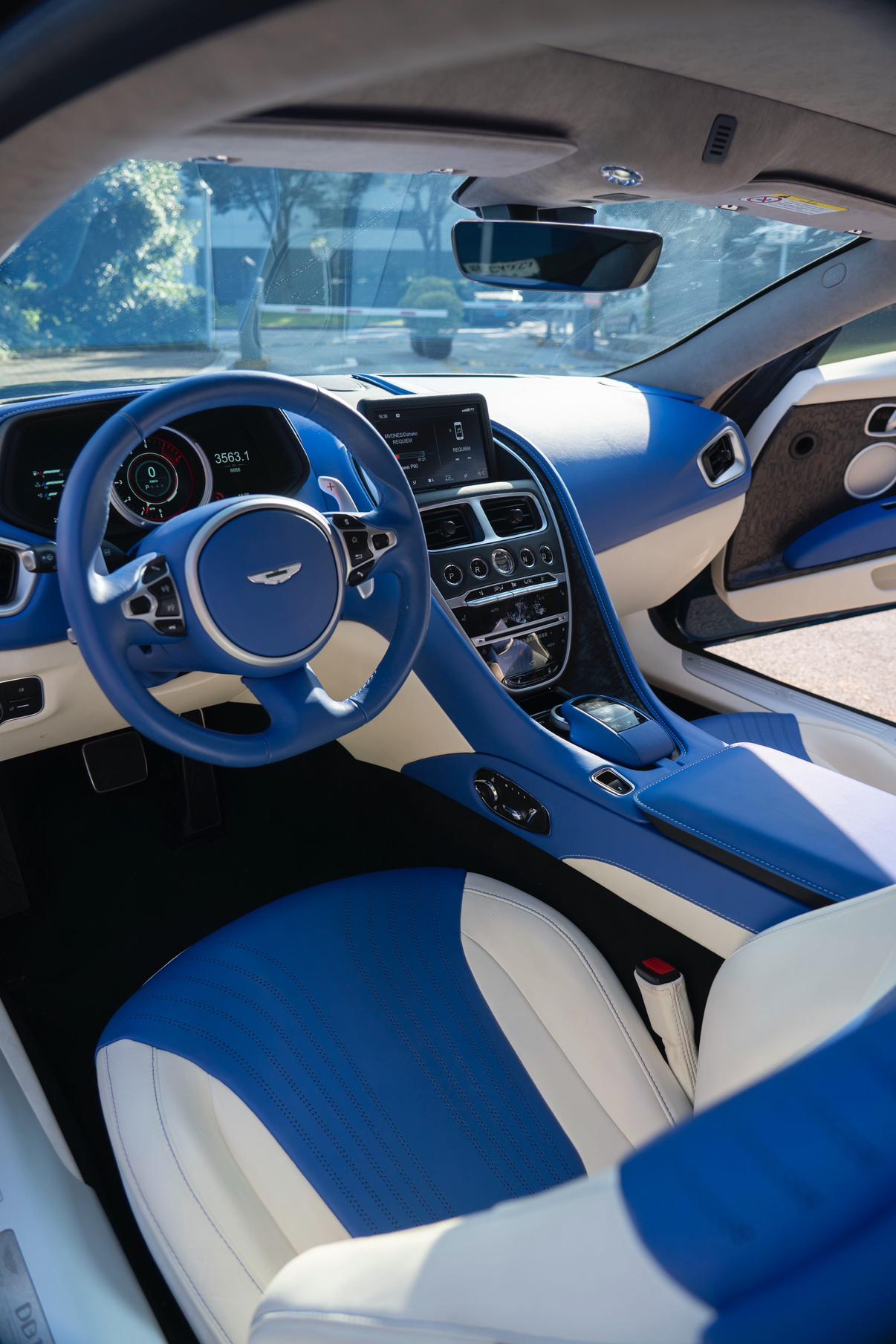 Aston Martin DB11 2022 thumb 10