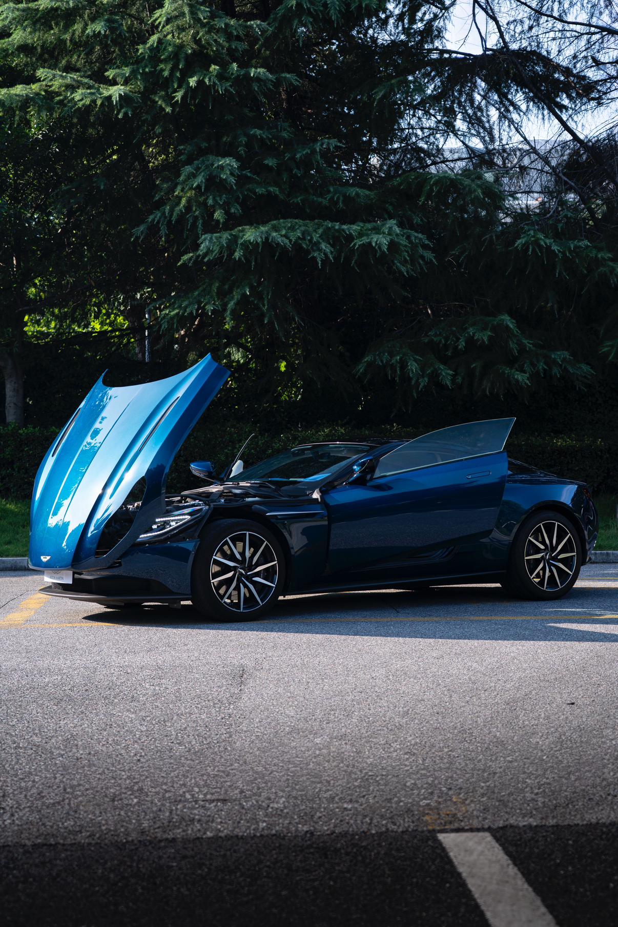 Aston Martin DB11 2022 thumb 11