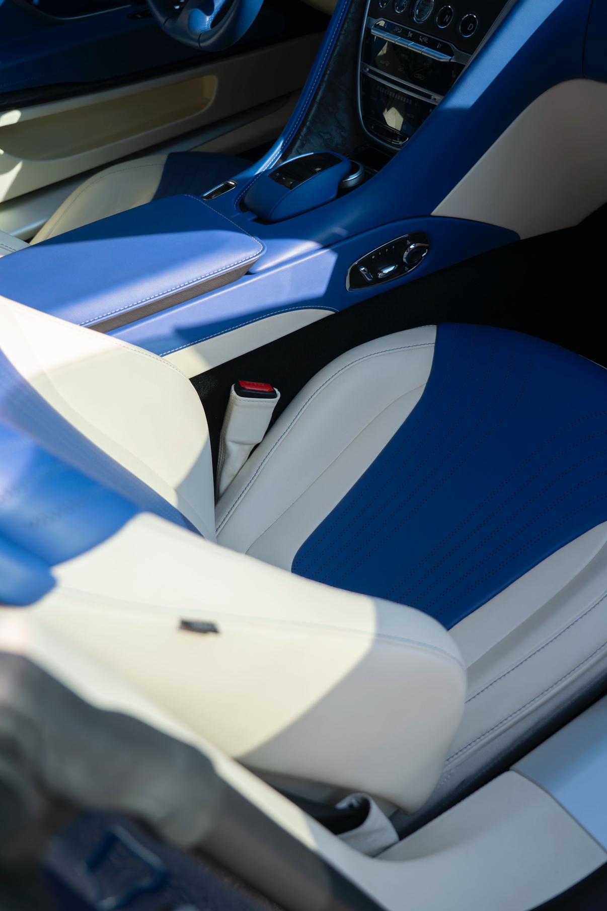 Aston Martin DB11 2022 thumb 12