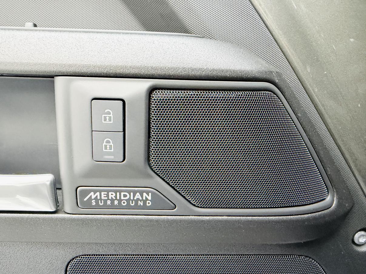 Land Rover Defender 2025 thumb 6