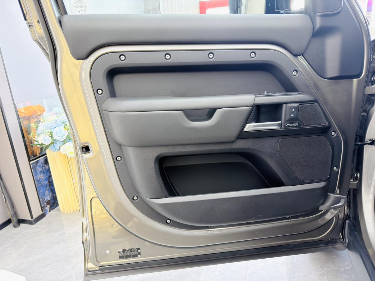 Land Rover Defender 2025 thumb 8