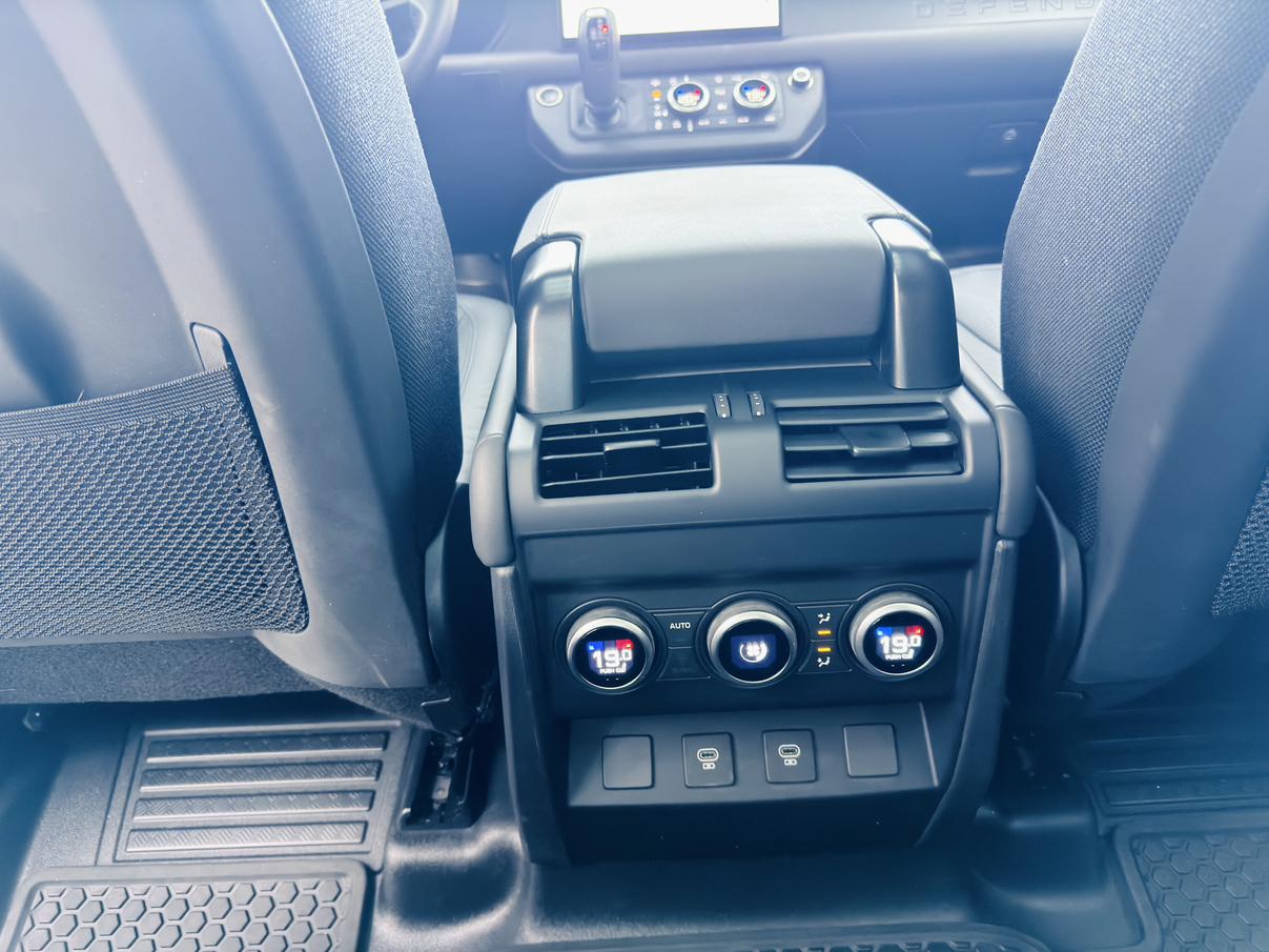 Land Rover Defender 2025 thumb 10