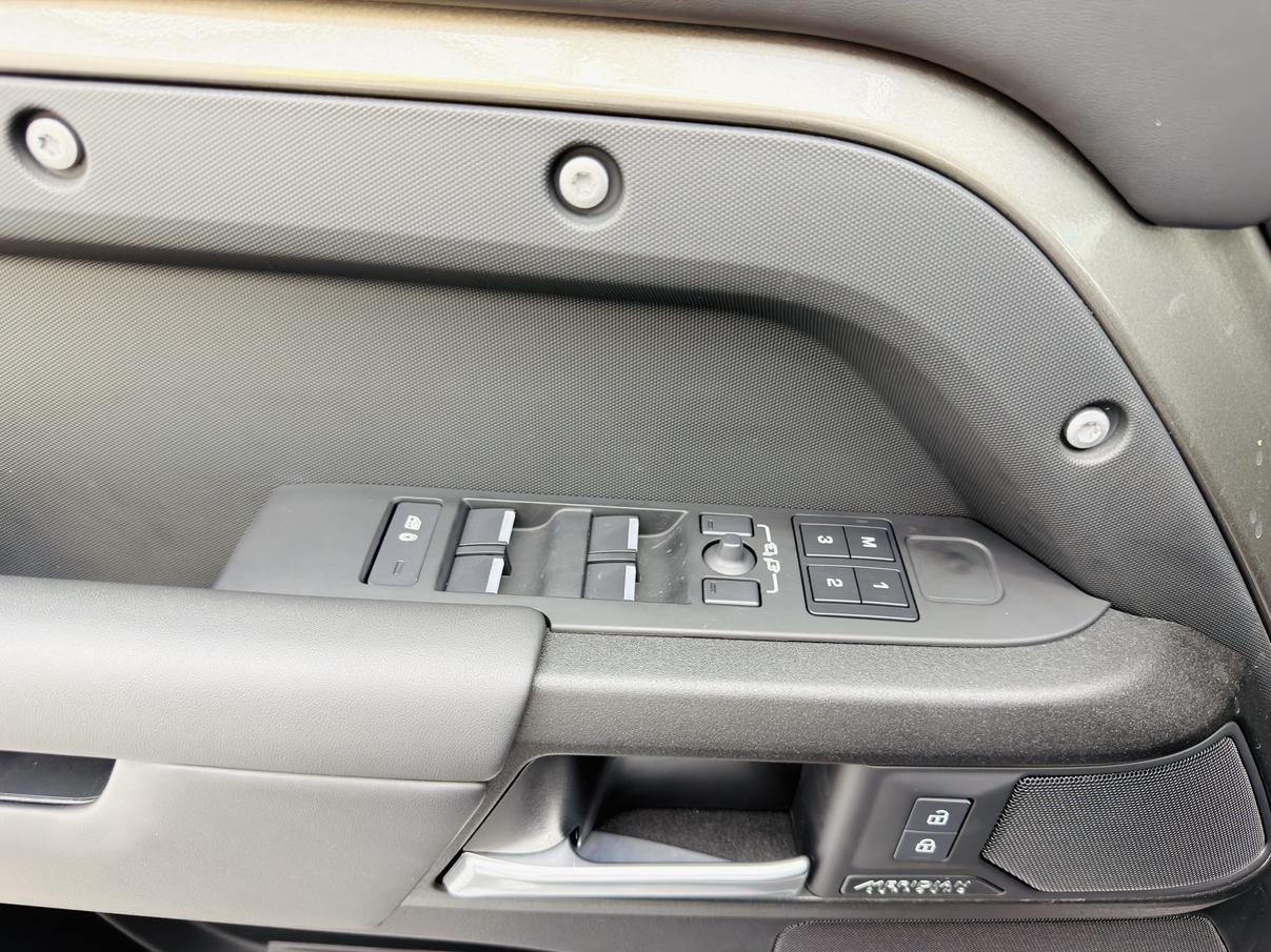 Land Rover Defender 2025 thumb 11