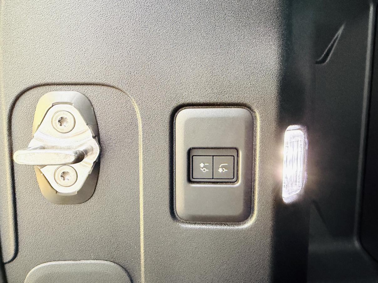 Land Rover Defender 2025 thumb 12