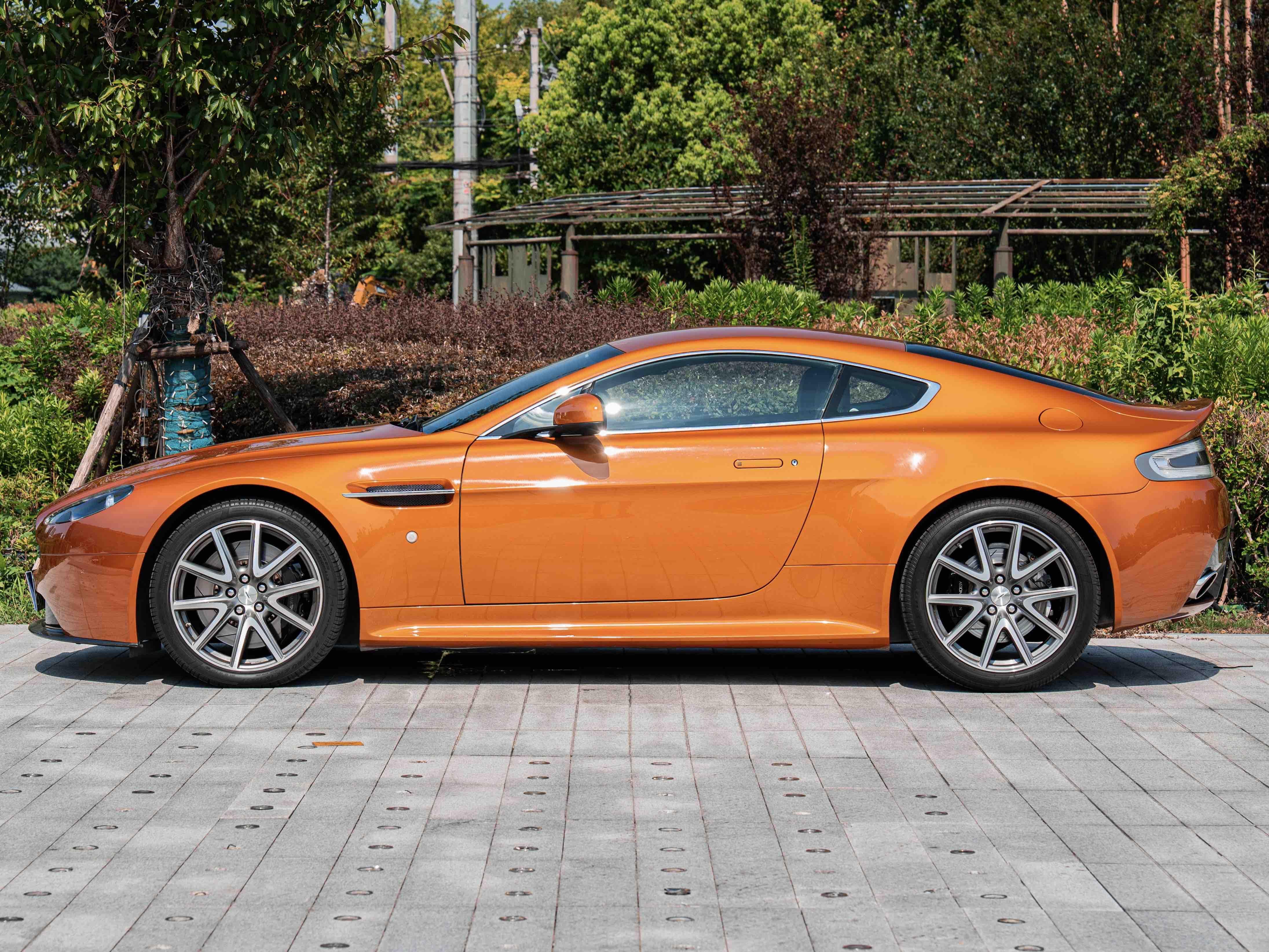 Aston Martin Vantage 4.0T V8 2012 thumb 2