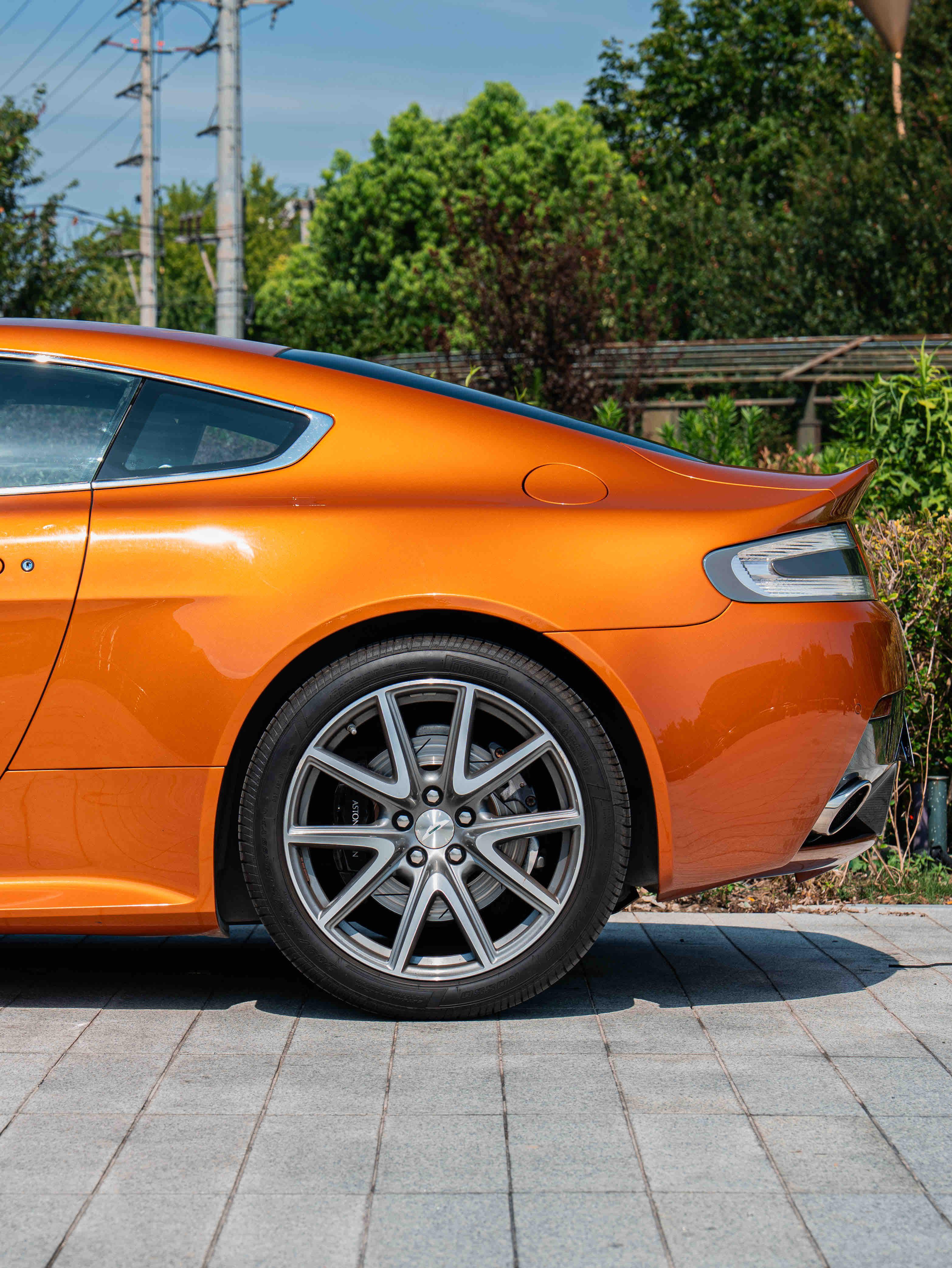 Aston Martin Vantage 4.0T V8 2012 thumb 6