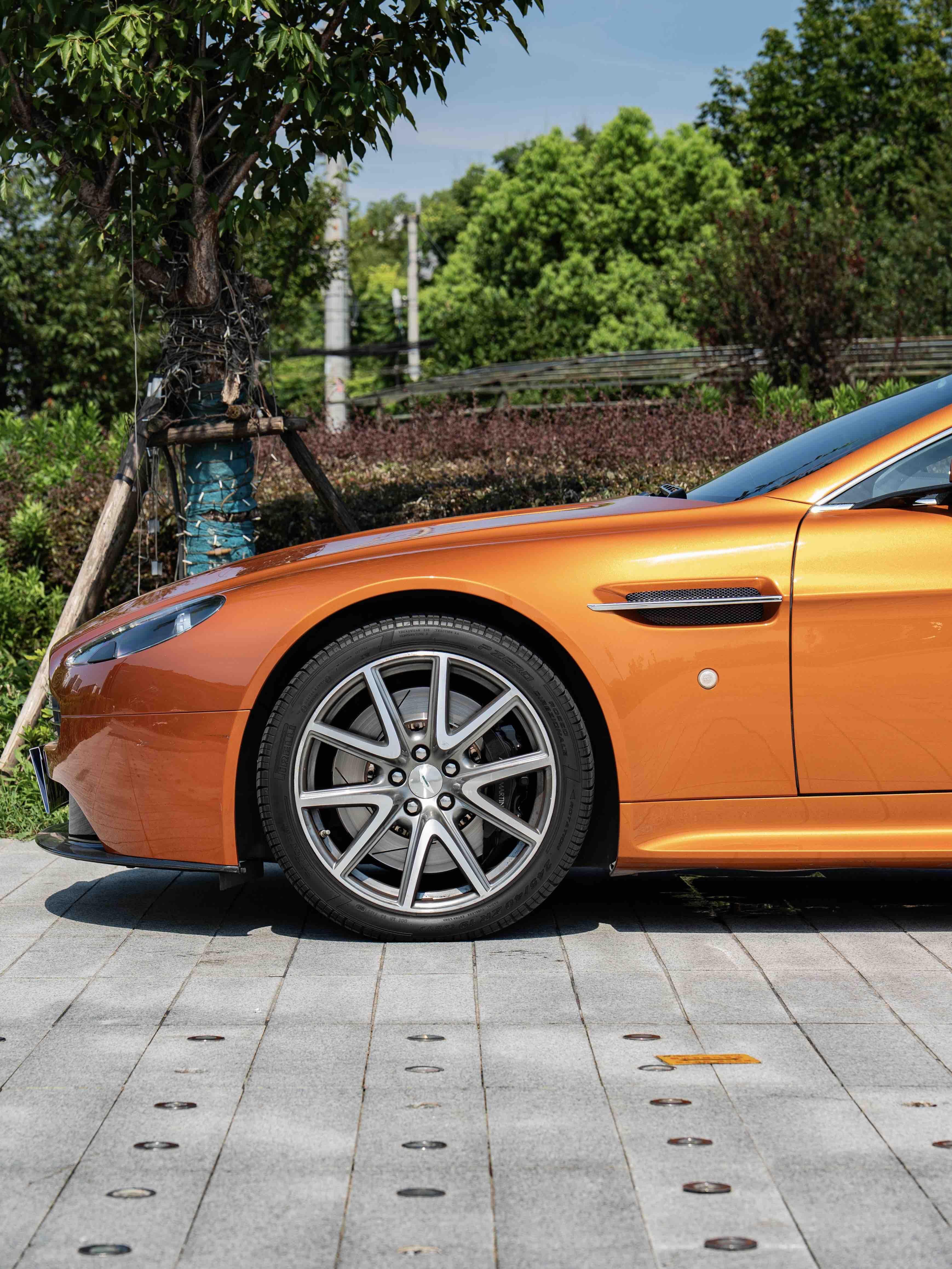 Aston Martin Vantage 4.0T V8 2012 thumb 7