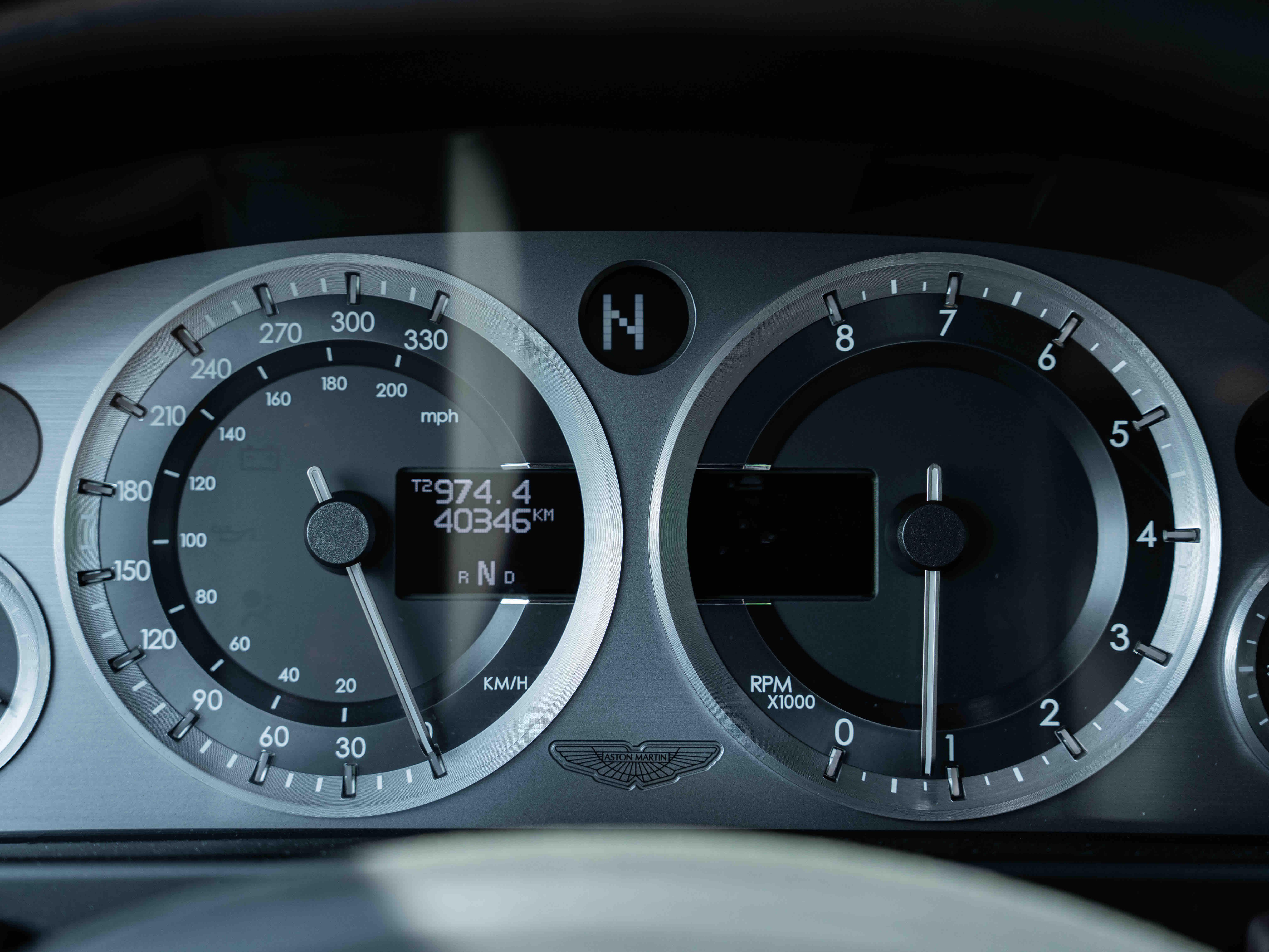 Aston Martin Vantage 4.0T V8 2012 thumb 11