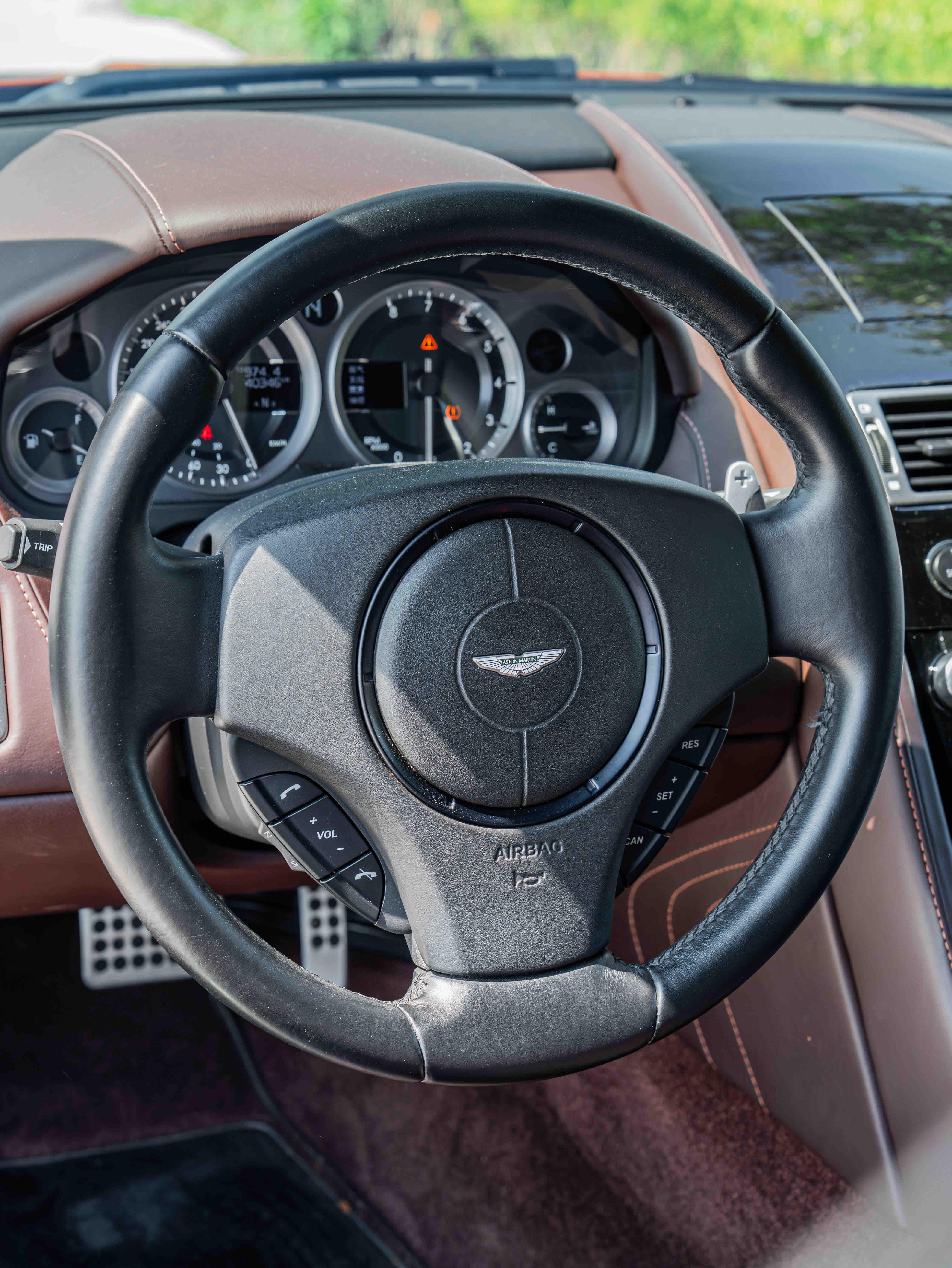 Aston Martin Vantage 4.0T V8 2012 thumb 12