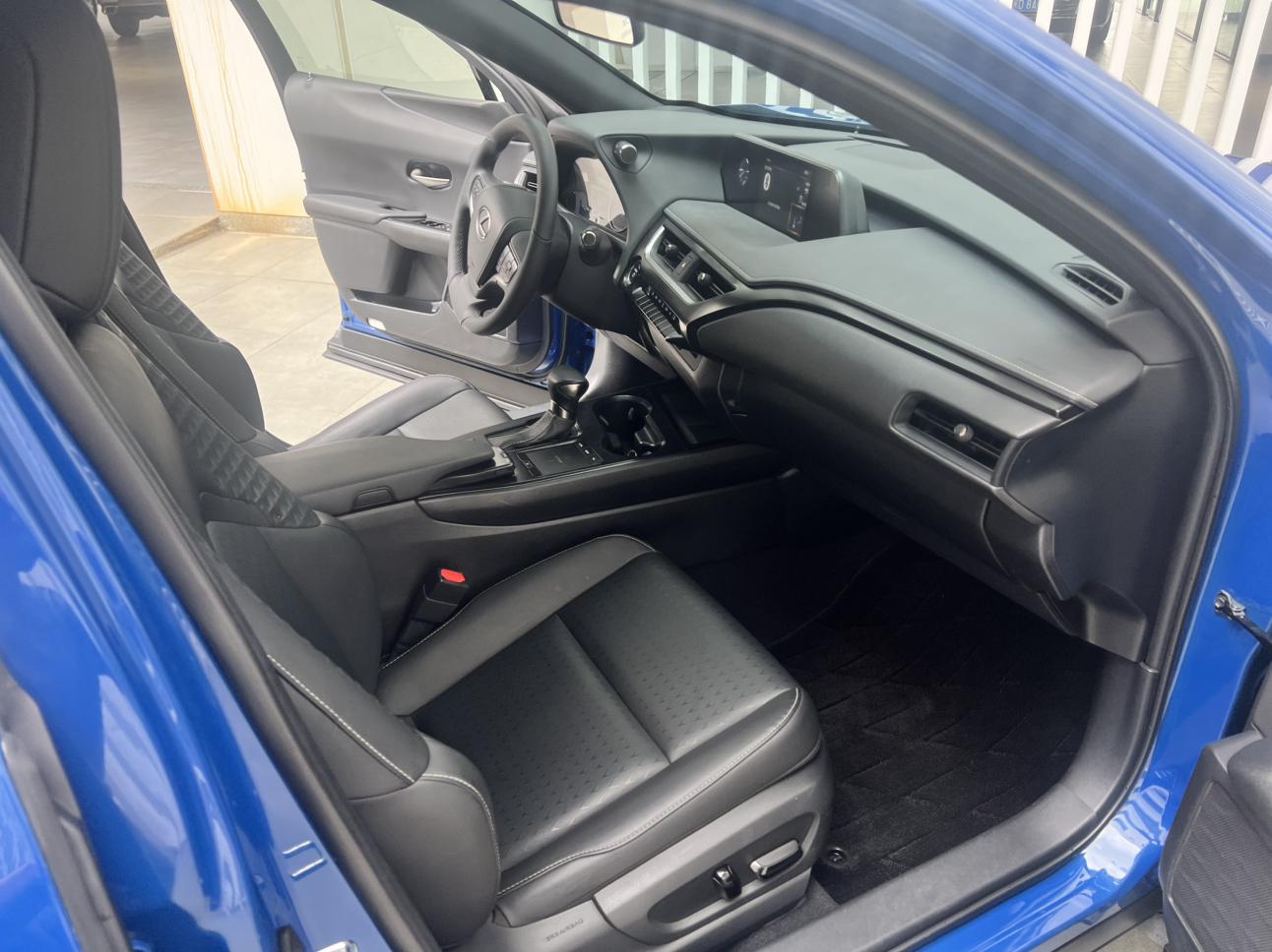 Lexus UX 2020 thumb 3
