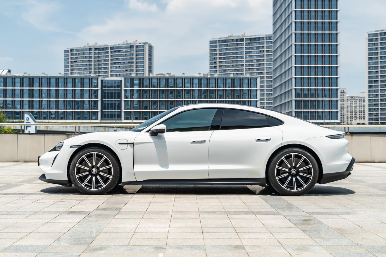 Porsche Taycan 2019 thumb 2