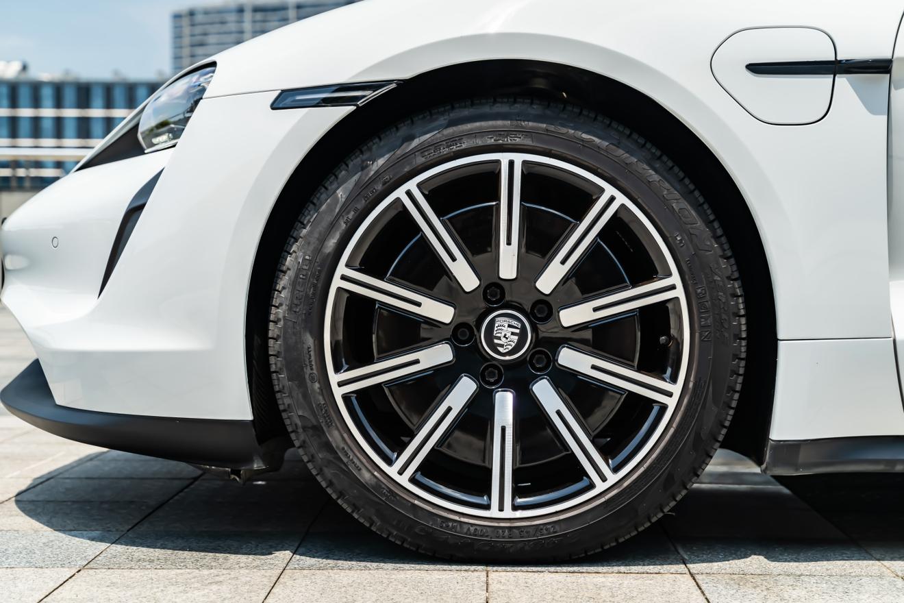 Porsche Taycan 2019 thumb 10