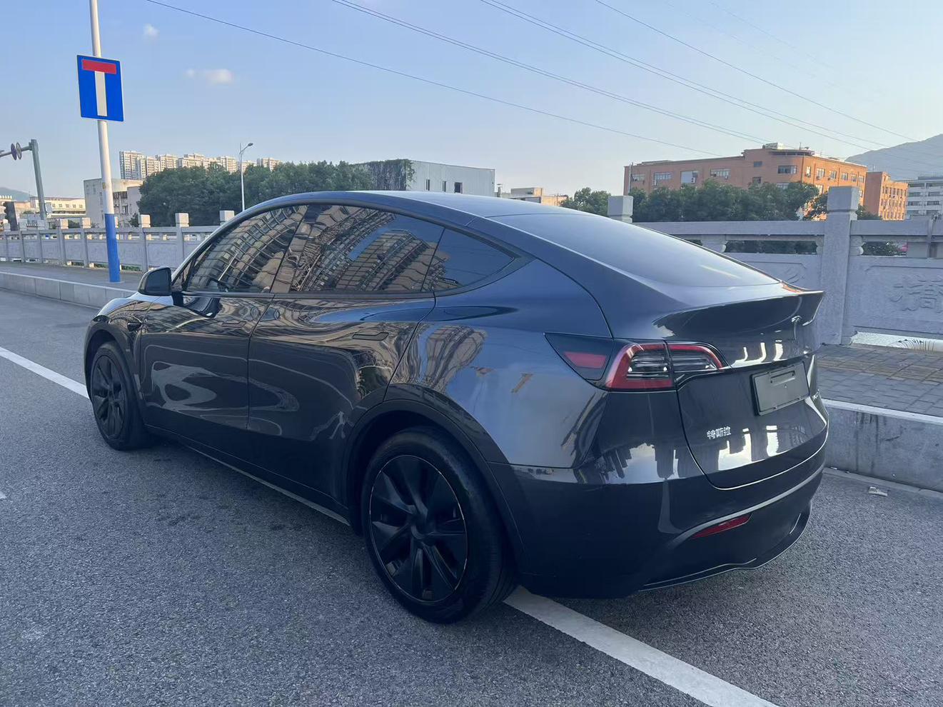 Tesla Model Y 2024 thumb 3