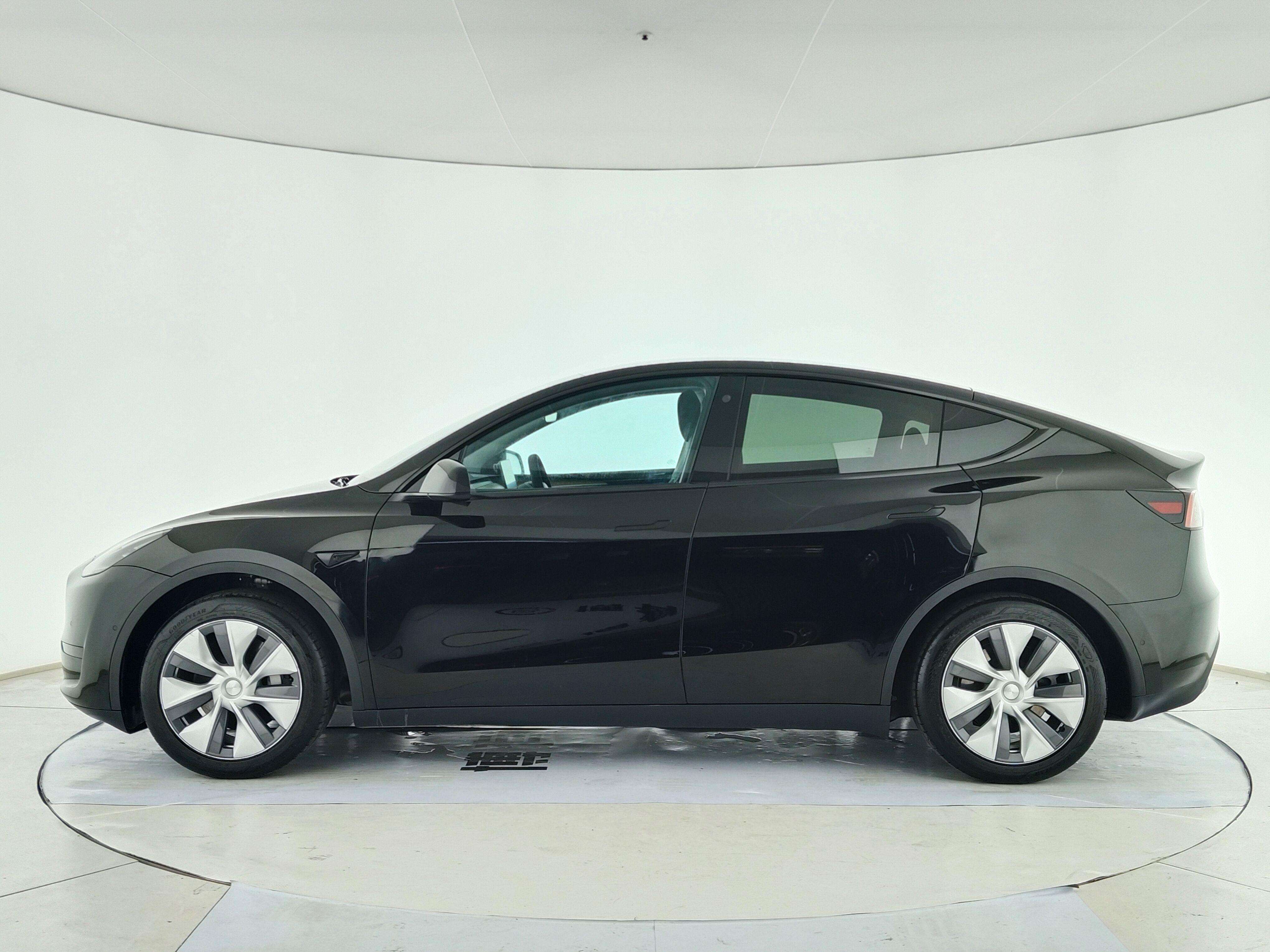 Tesla Model Y 2022 thumb 2