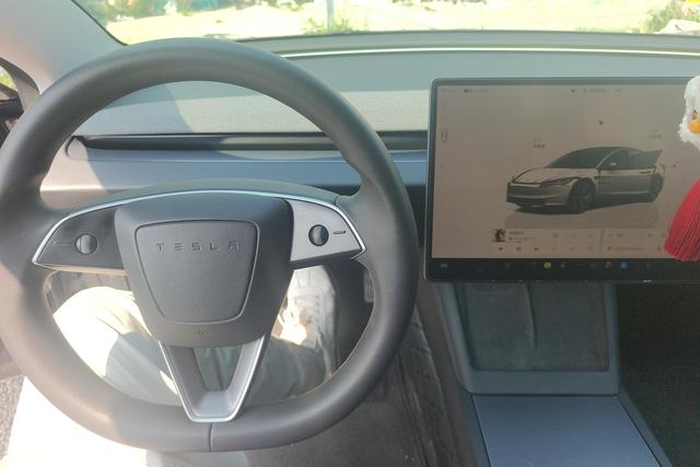 Tesla Model 3 2023 thumb 7