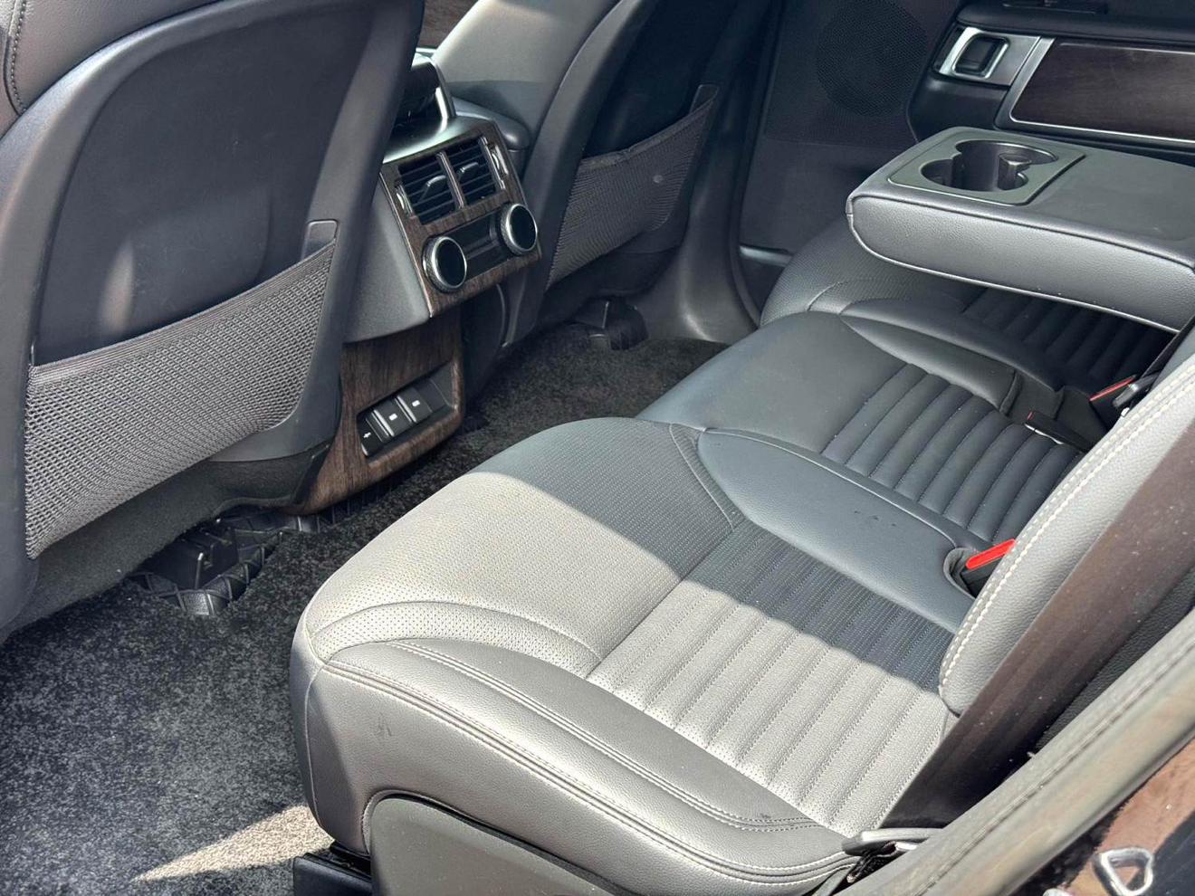 Land Rover Discovery 2023 thumb 7