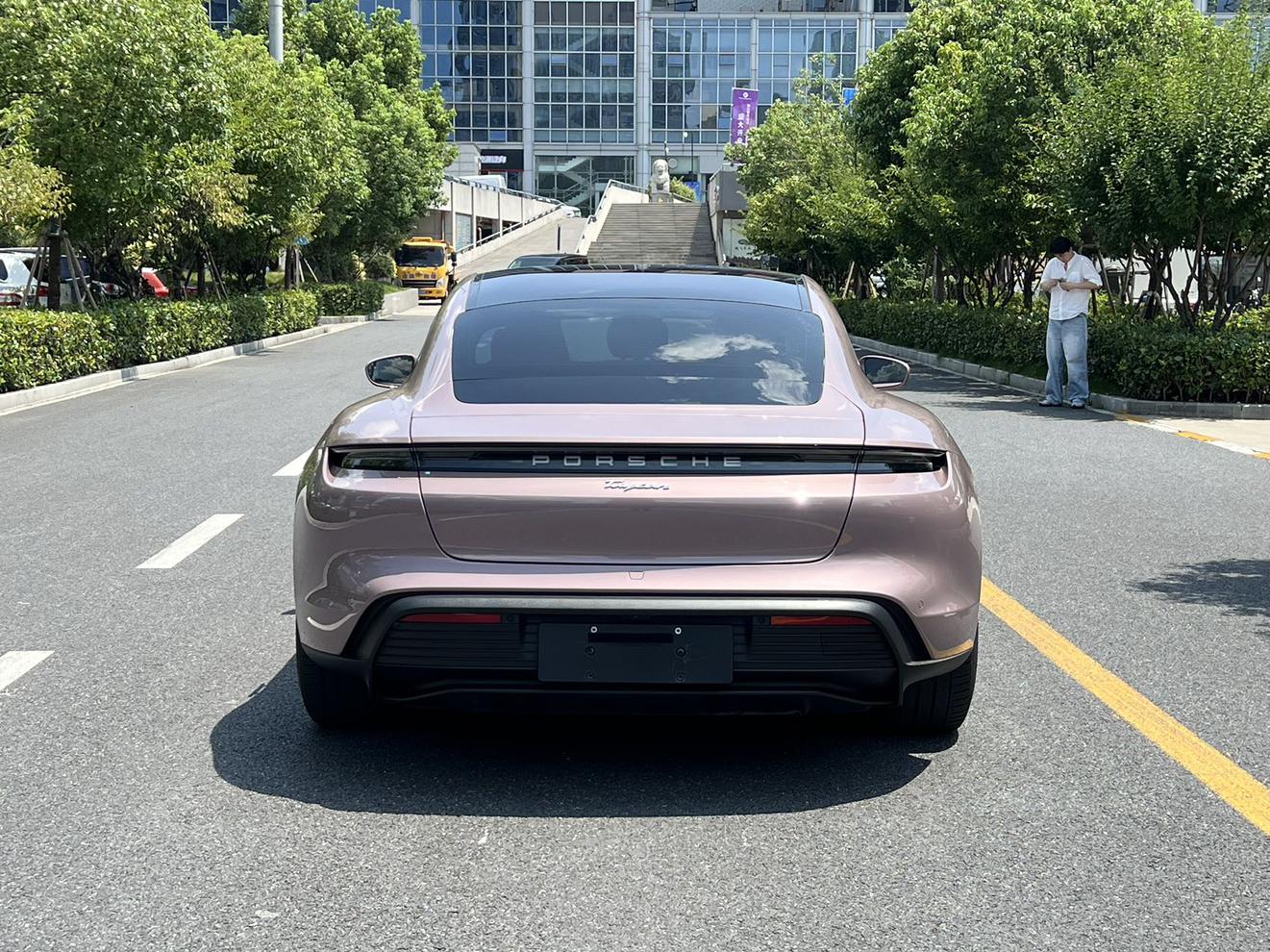 Porsche Taycan 2022 thumb 3