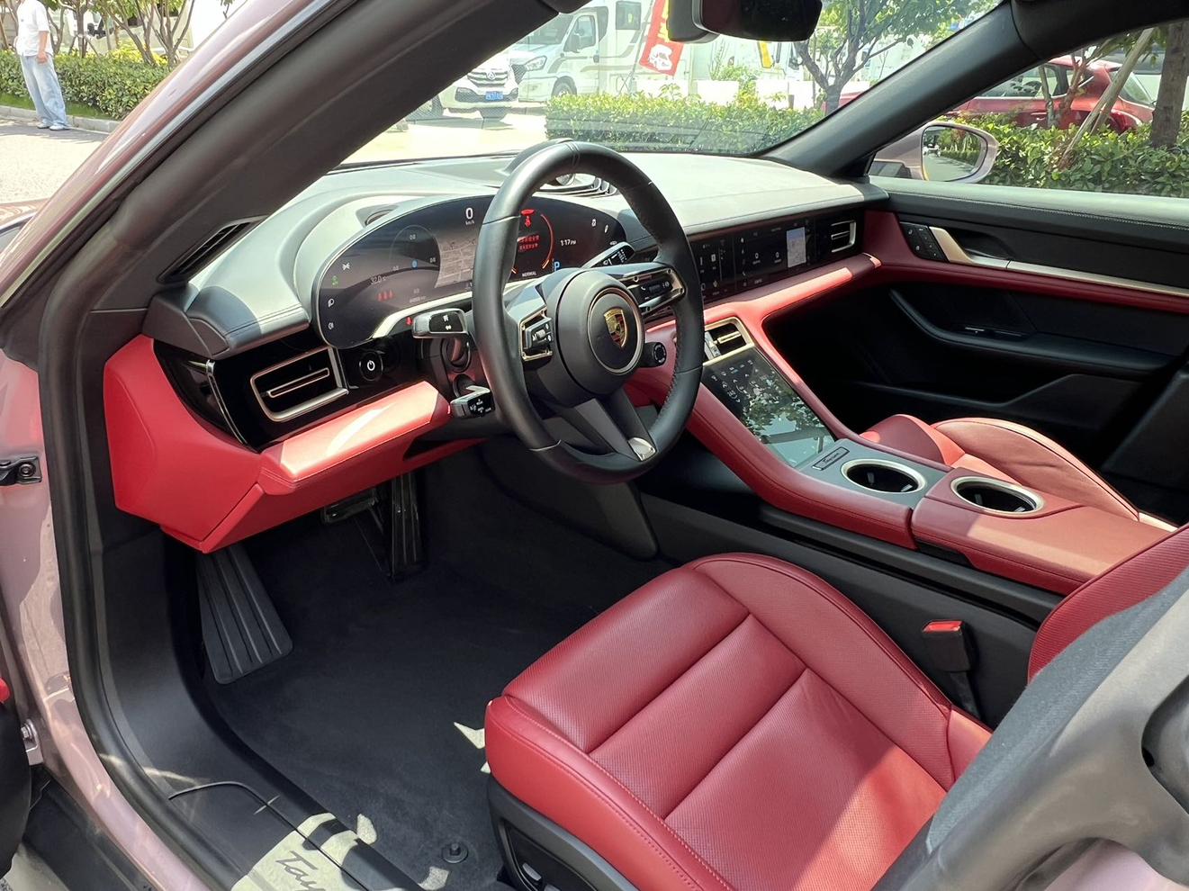Porsche Taycan 2022 thumb 8