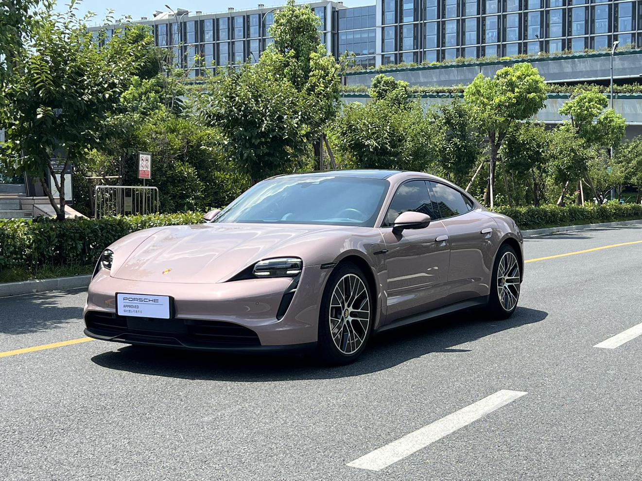 Porsche Taycan 2022 thumb 10