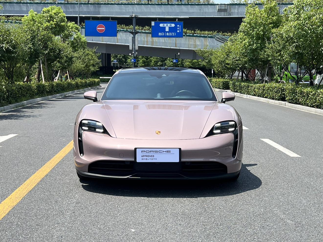 Porsche Taycan 2022 thumb 11
