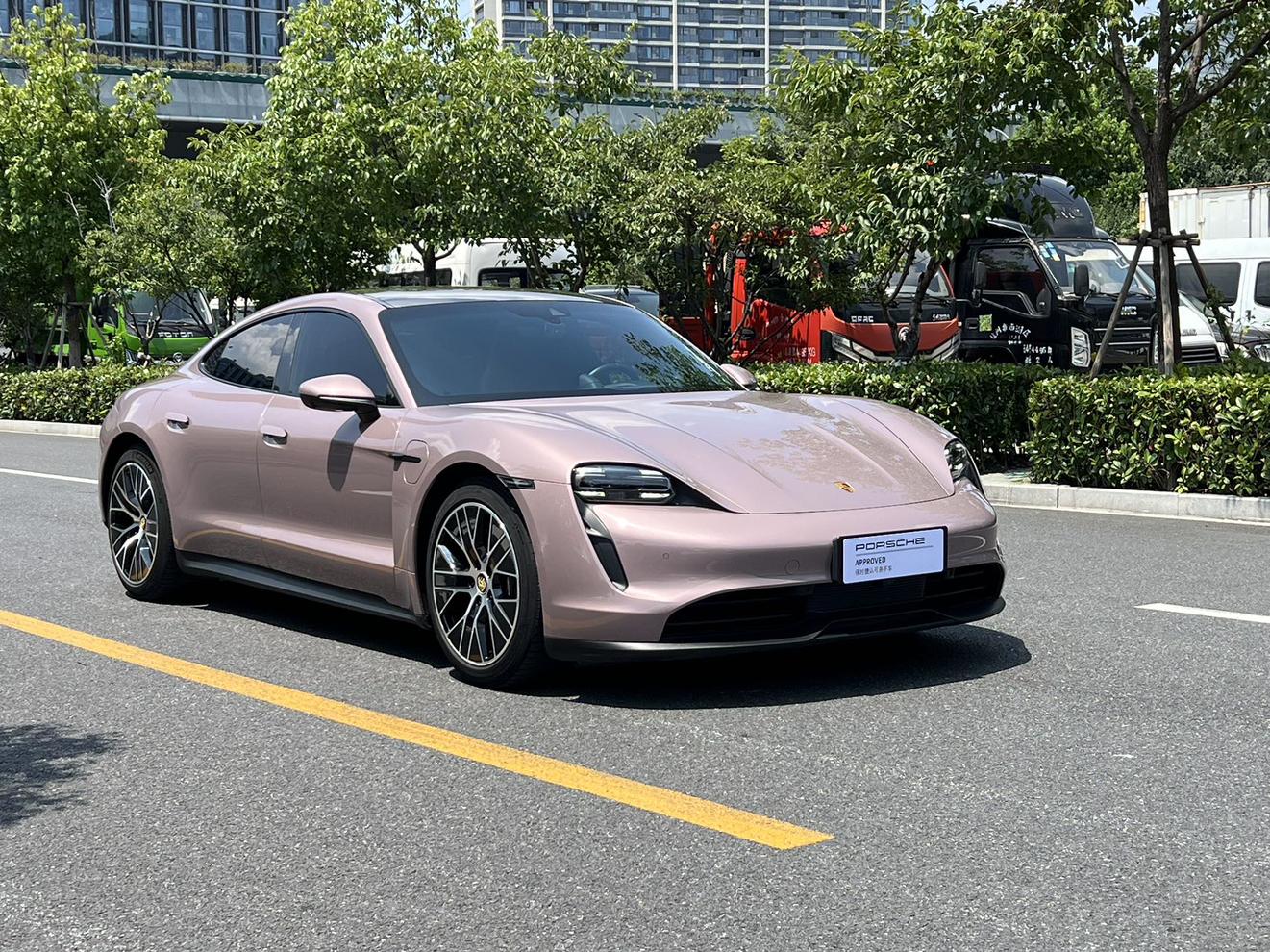 Porsche Taycan 2022 thumb 12