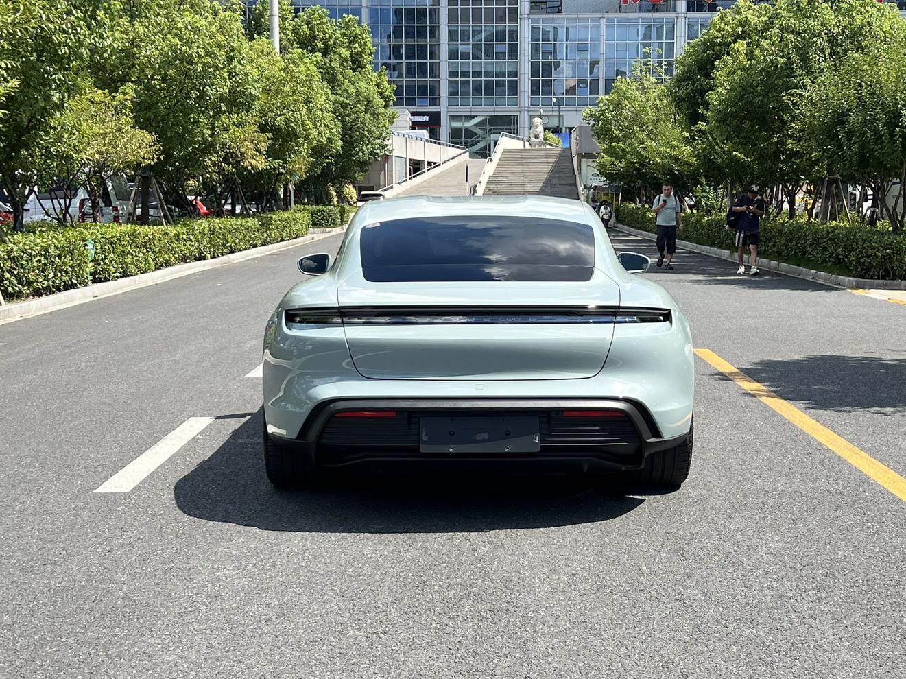 Porsche Taycan 2024 thumb 2