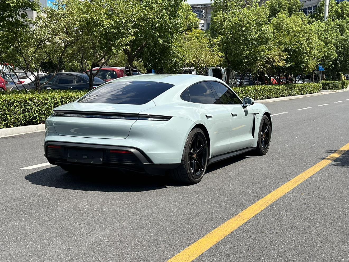 Porsche Taycan 2024 thumb 3