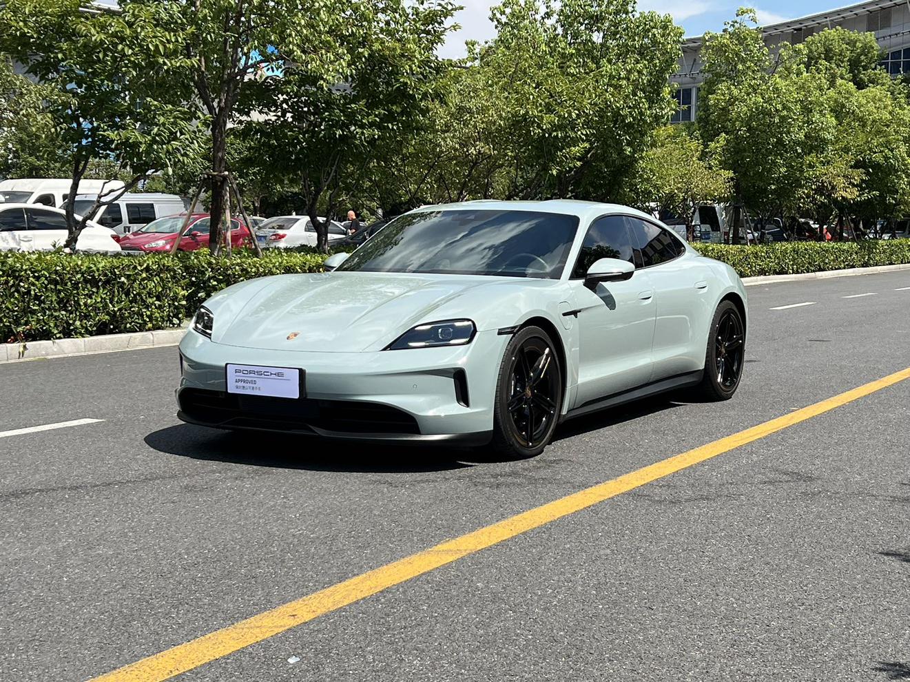 Porsche Taycan 2024 thumb 12