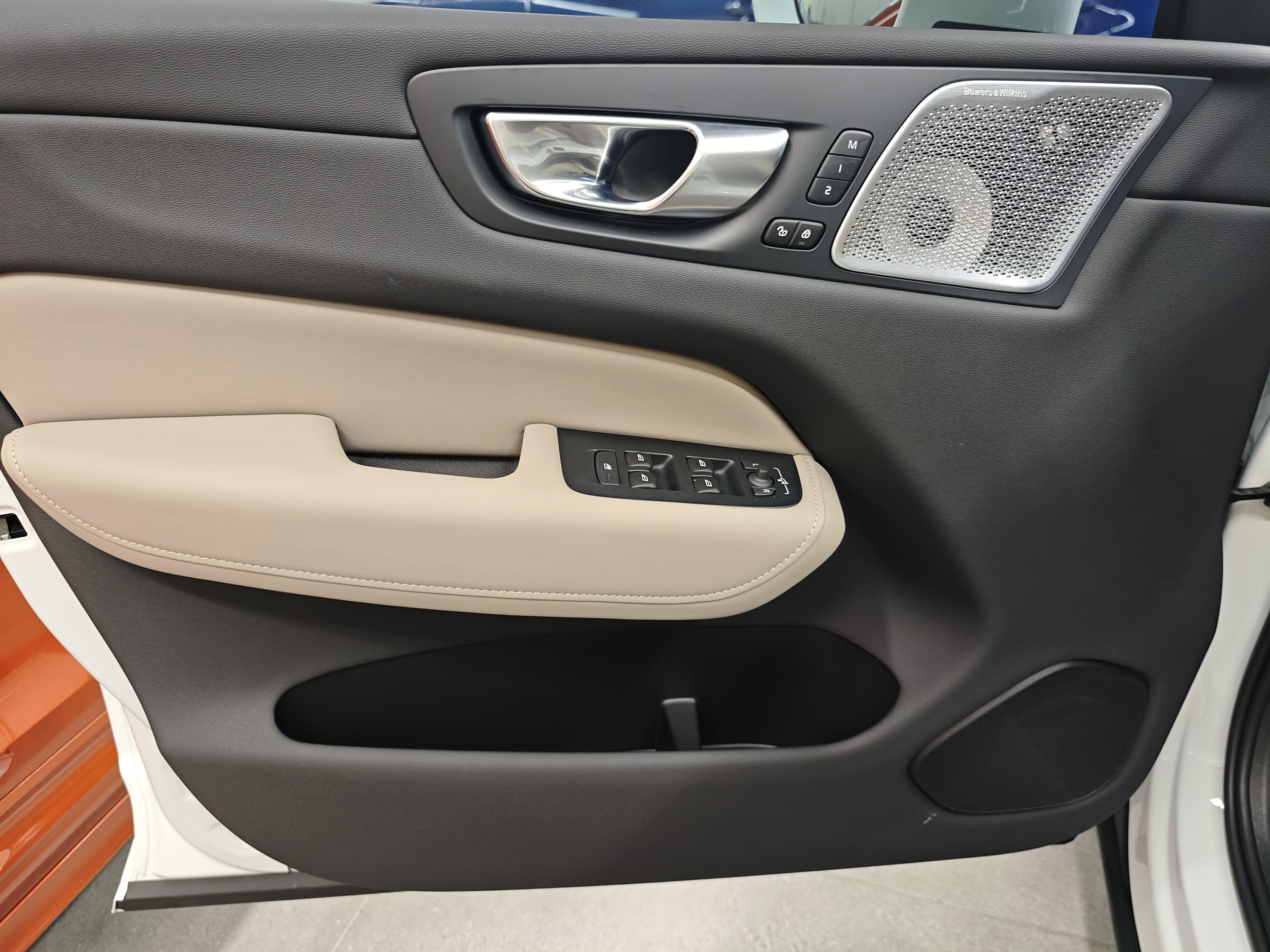 Volvo XC60 2025 thumb 2