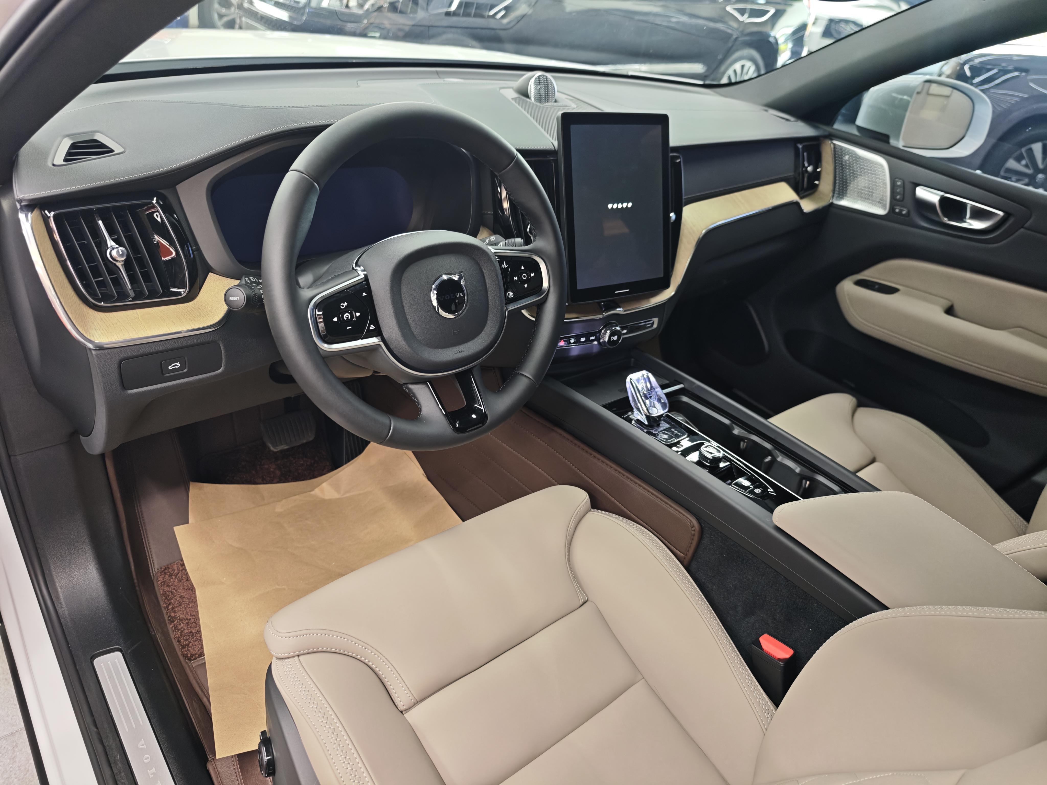 Volvo XC60 2025 thumb 4